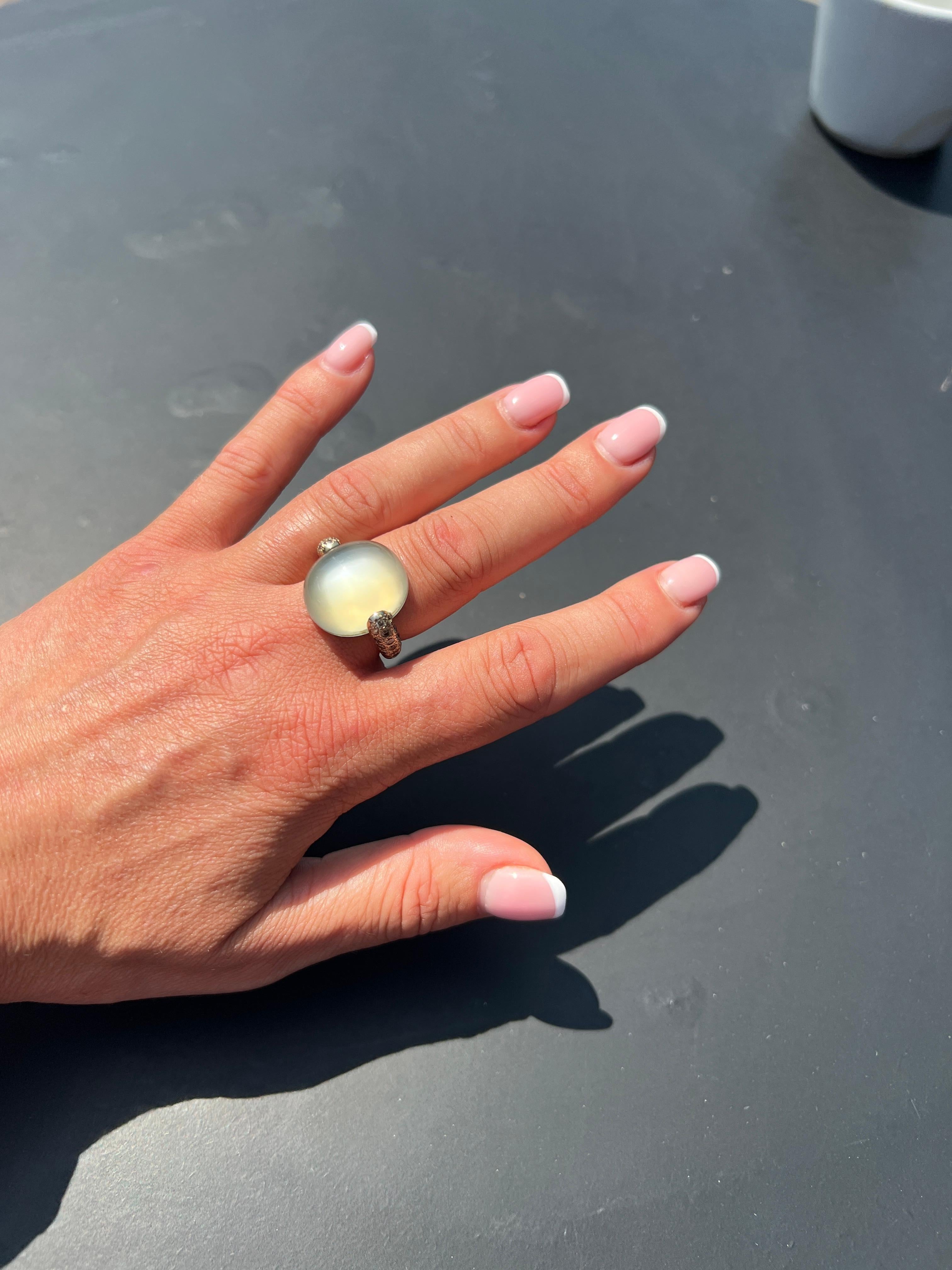 Bague Pomellato Luna en or jaune avec pierre de lune en cabochon et diamants cognac en vente 5