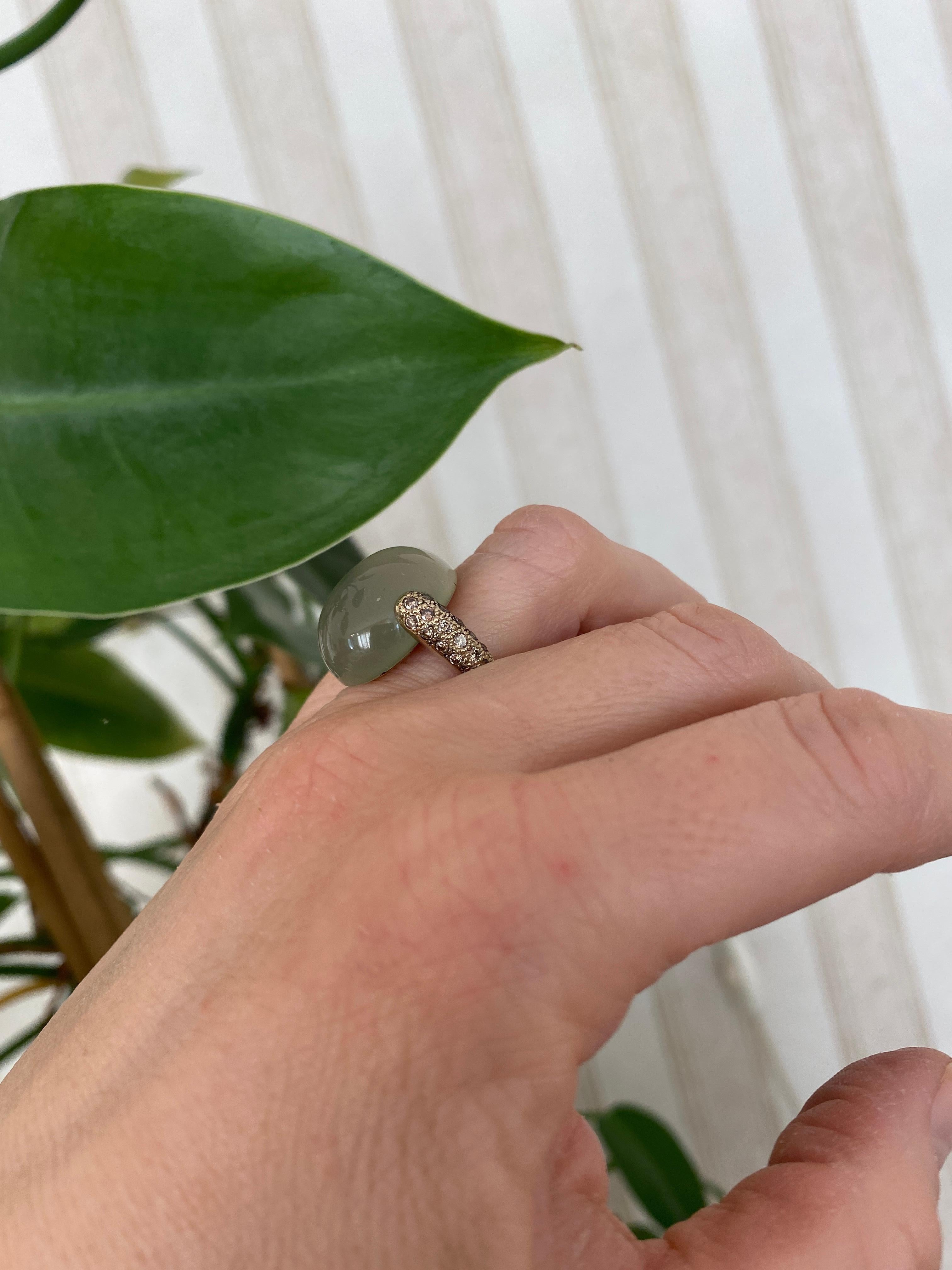 Pomellato Luna Ring aus Gelbgold mit Mondstein im Cabochon-Schliff und cognacfarbenen Diamanten im Angebot 7