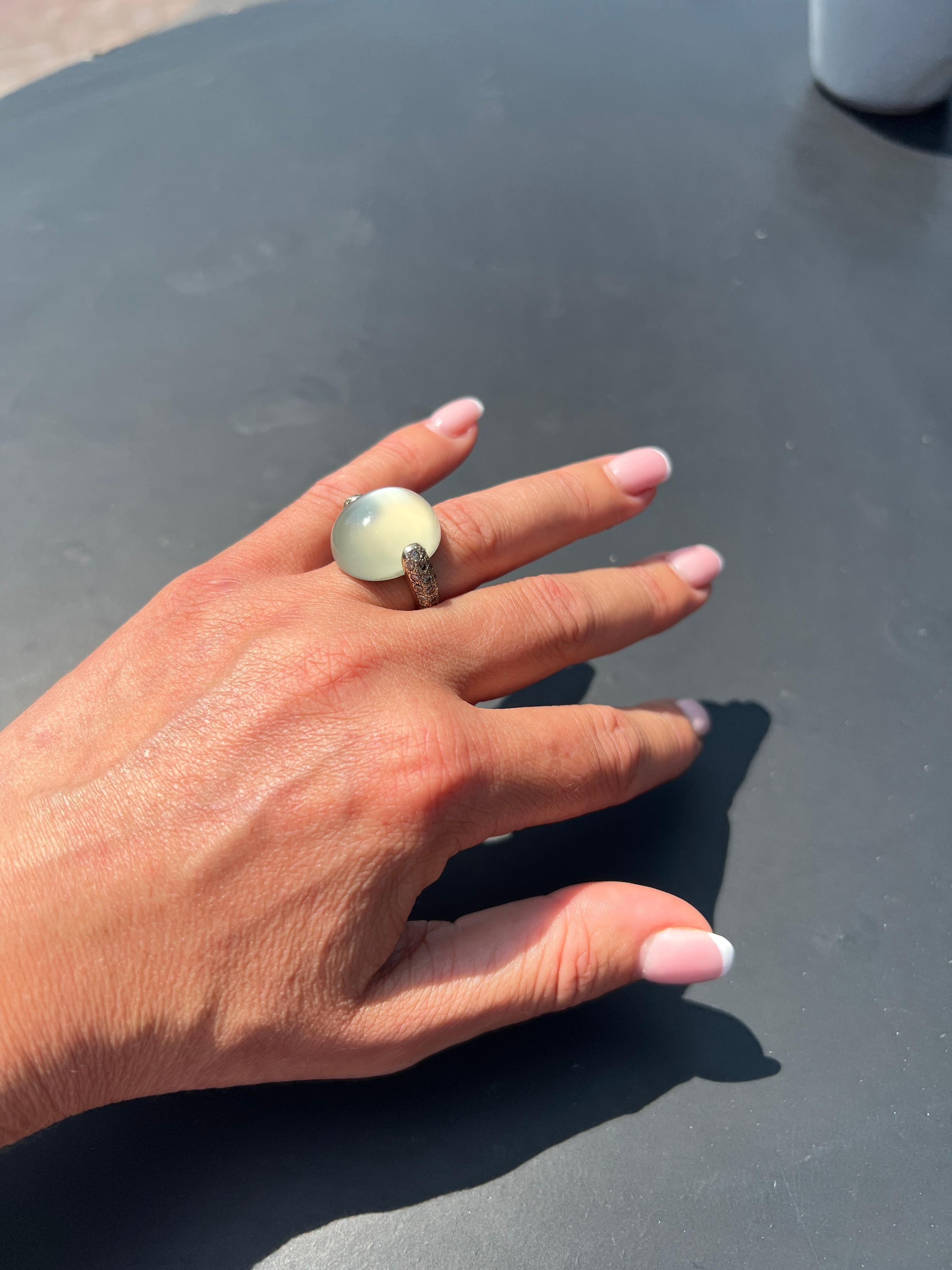 Bague Pomellato Luna en or jaune avec pierre de lune en cabochon et diamants cognac en vente 6