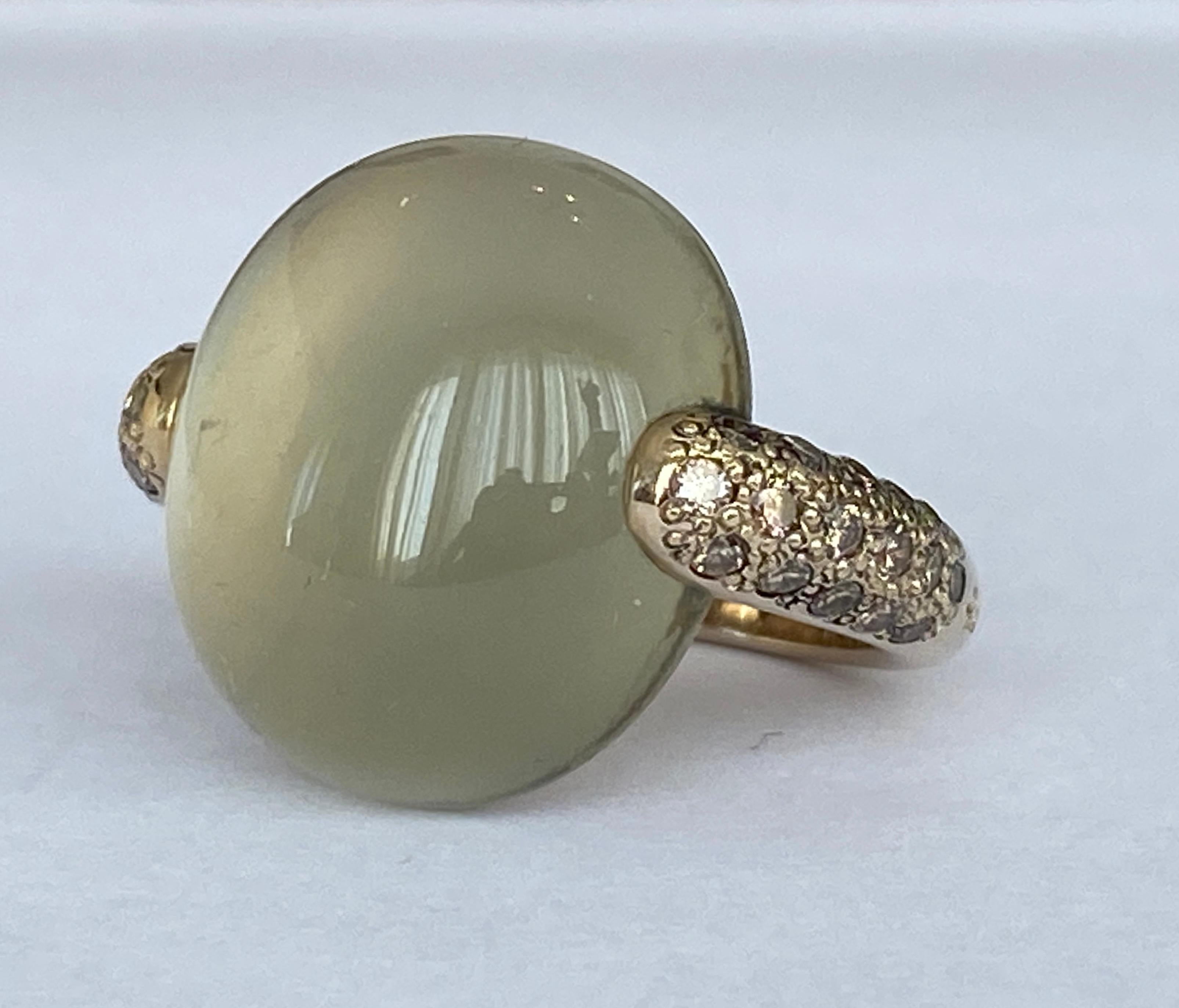 Pomellato Luna Ring aus Gelbgold mit Mondstein im Cabochon-Schliff und cognacfarbenen Diamanten im Zustand „Hervorragend“ im Angebot in AMSTERDAM, NL