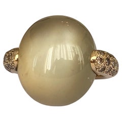 Bague Pomellato Luna en or jaune avec pierre de lune en cabochon et diamants cognac