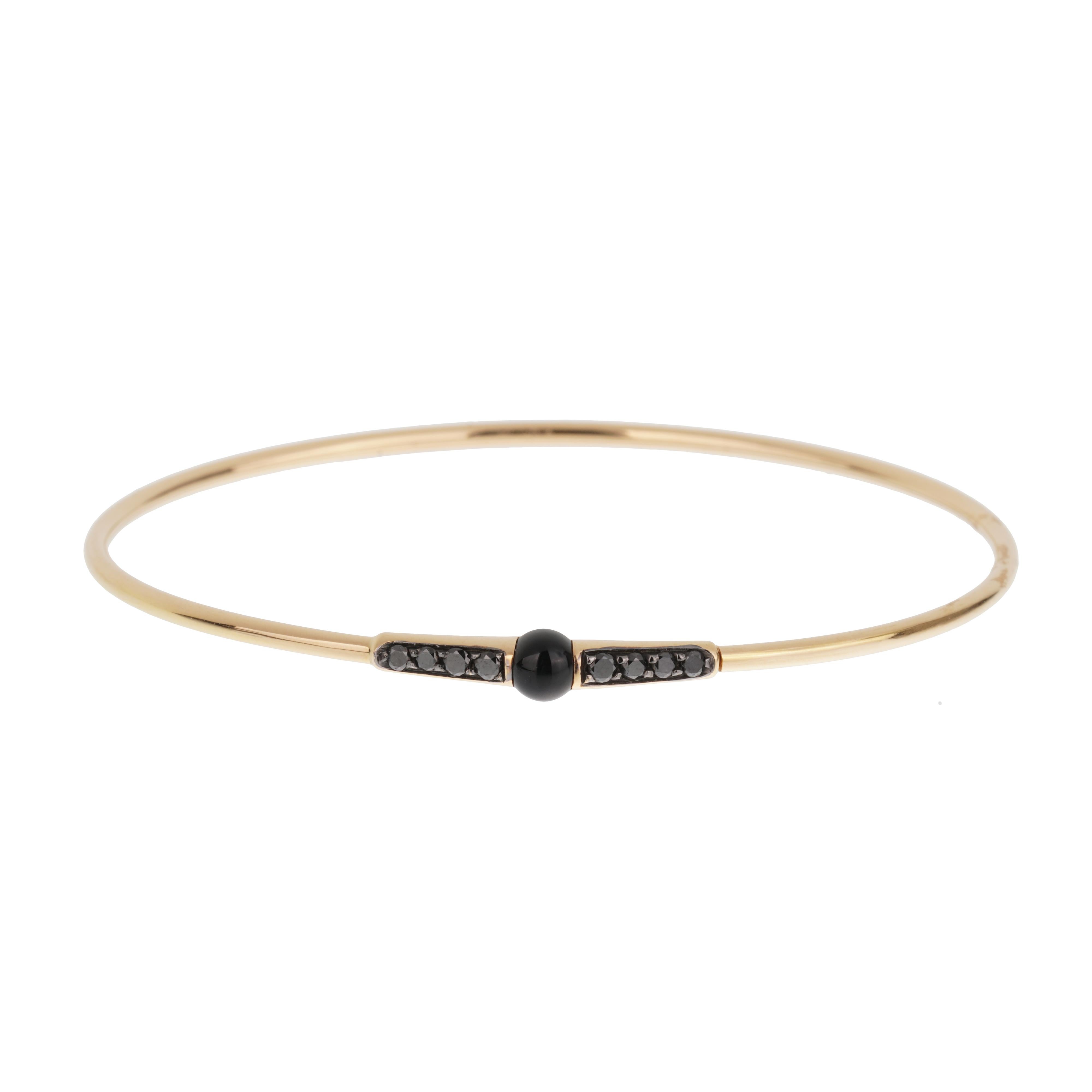 Il bracciale M'ama Non M'ama in oro rosa 18k con diamanti e onice di Pomellato è un pezzo elegante e simbolico che cattura sia i sentimenti che l'arte italiana. Il braccialetto in oro rosa lucido presenta un cabochon di onice nero liscio al centro,