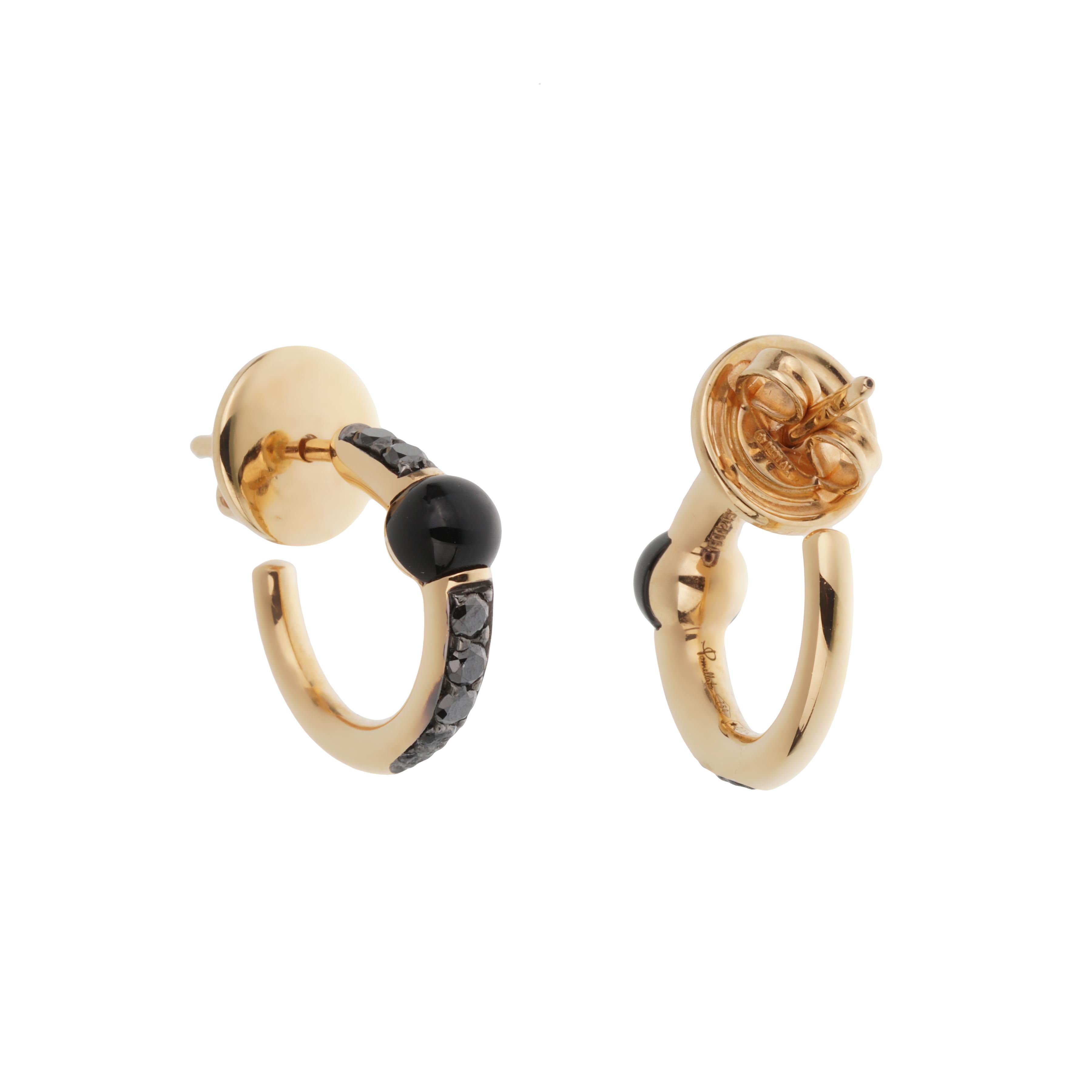 Gli Orecchini M'ama Non M'ama di Pomellato in oro rosa 18 carati catturano il romanticismo giocoso con un'eleganza raffinata. Ogni cerchio da 0,55 pollici presenta un cabochon di onice nero lucido al centro, contrastato da pavé di diamanti neri