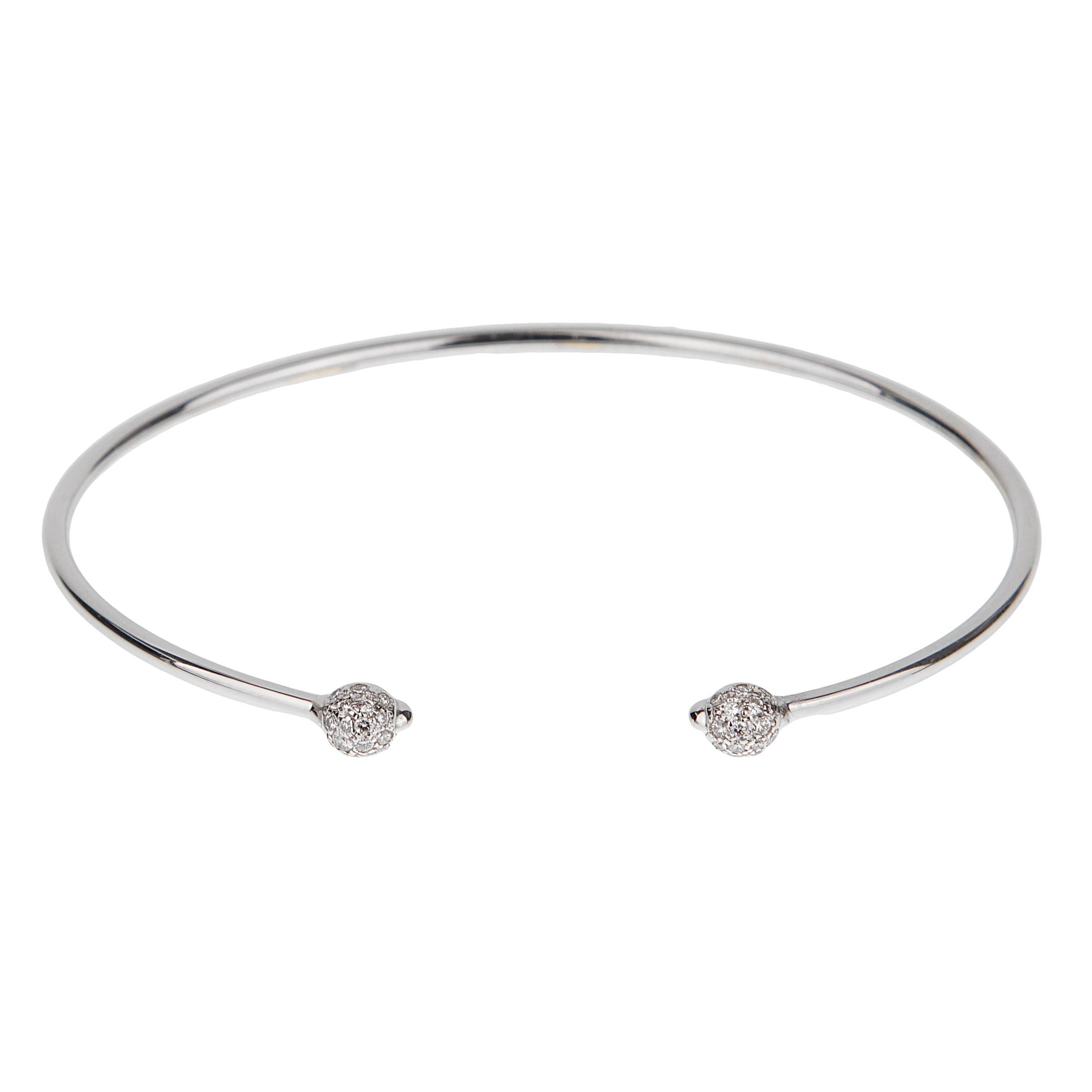 Il bracciale M'ama Non M'ama in oro bianco 18k con diamanti di Pomellato cattura l'eleganza minimalista con uno spirito giocoso. Dalla collezione 