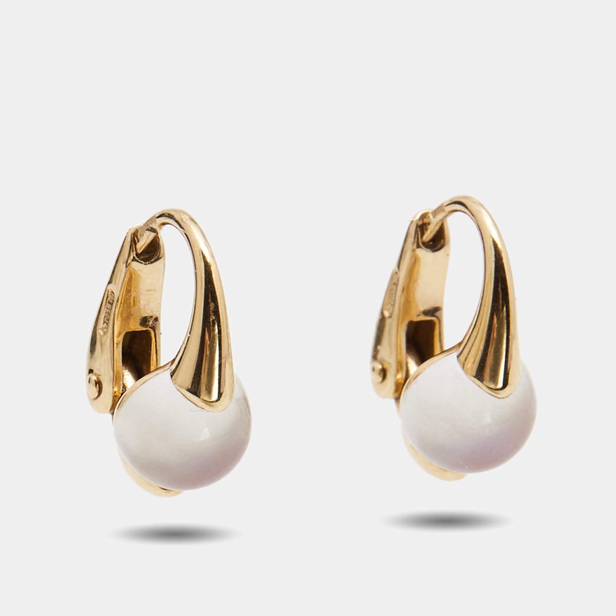 Die Ohrringe Pomellato M'ama Non M'ama sind exquisite Schmuckstücke, die Eleganz und Charme ausstrahlen. Jeder Ohrring ist aus luxuriösem 18-karätigem Gelbgold gefertigt und trägt in der Mitte einen faszinierenden Mondstein. Das Design verkörpert