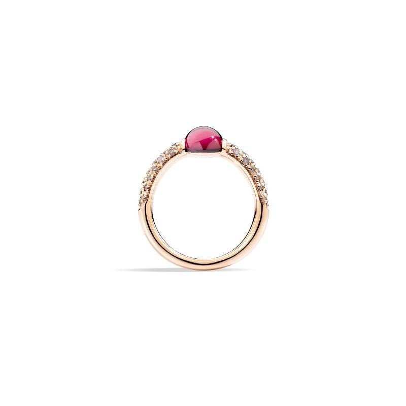 Un piccolo tocco di grazia con l'aggiunta dello scintillio dei diamanti marroni: mescola e abbina diversi colori per creare una dichiarazione di moda contemporanea e creare abbinamenti originali.
Oro rosa 18k con granato rodolite cabochon e diamanti