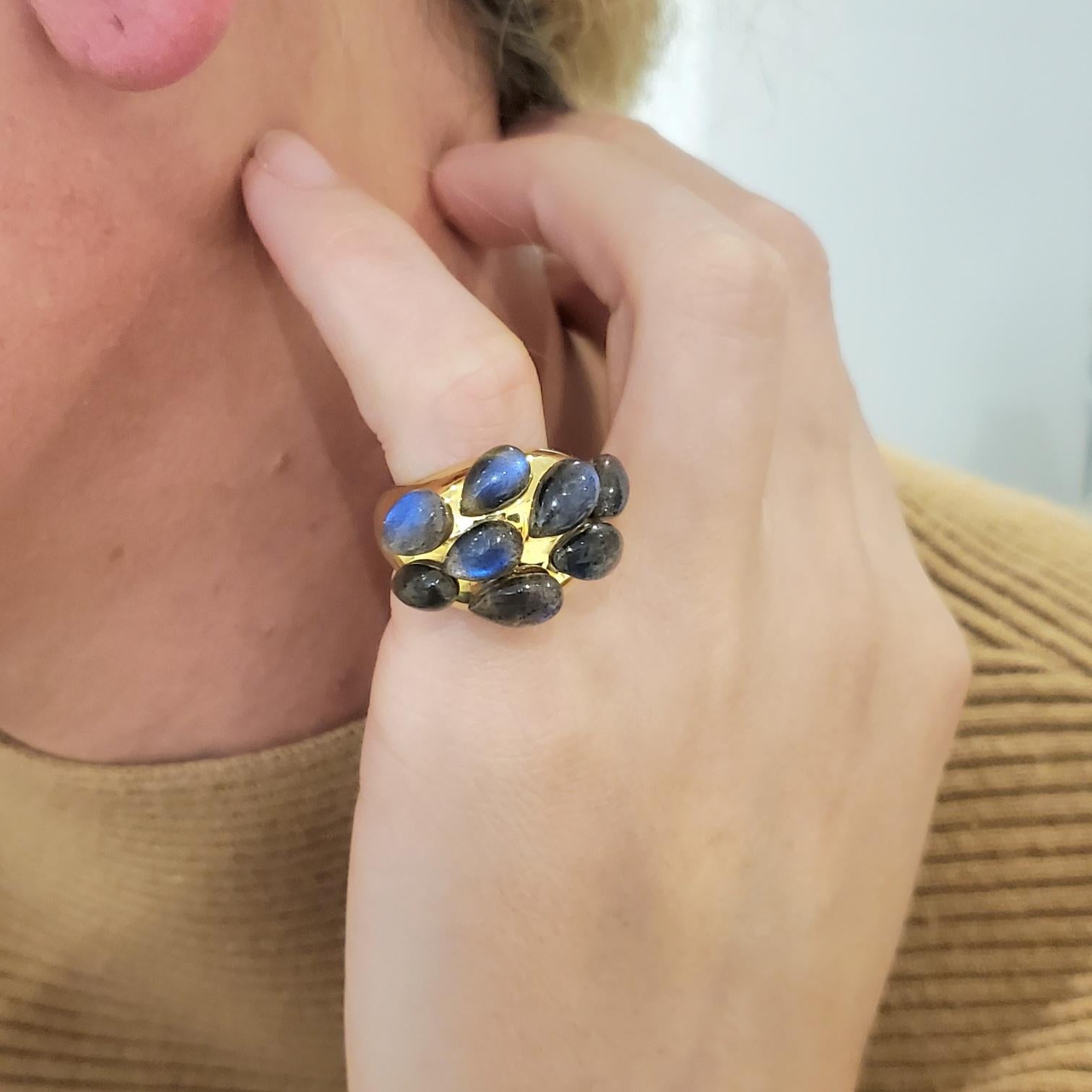 Anillo de cóctel diseñado por Pomellato

Fabuloso anillo de cóctel escultural, creado en Milán, Italia, por la casa de joyería Pomellato. Este anillo artístico ha sido cuidadosamente elaborado en oro amarillo macizo de 18 quilates con un acabado muy