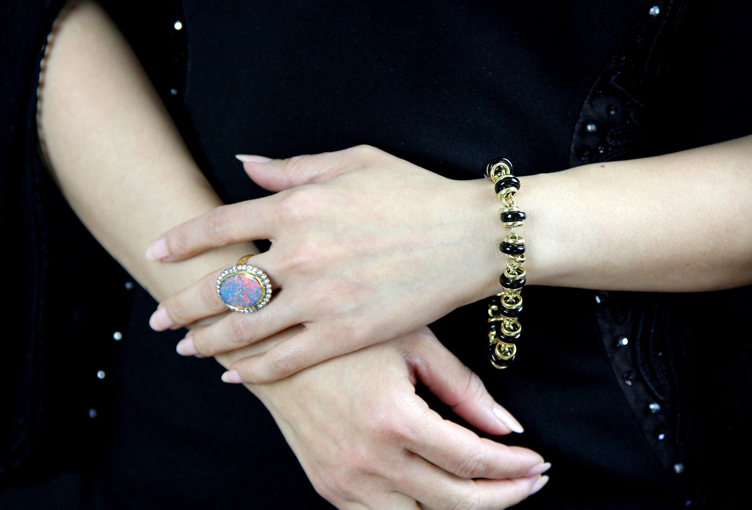 Una llamativa pulsera Pomellato Mille Cercles elaborada en oro amarillo de 18 quilates y engastada con atrevidas cuentas en forma de anillo de ónice negro. Parte de la icónica colección Mille Cercles de Pomellato, el diseño celebra las formas