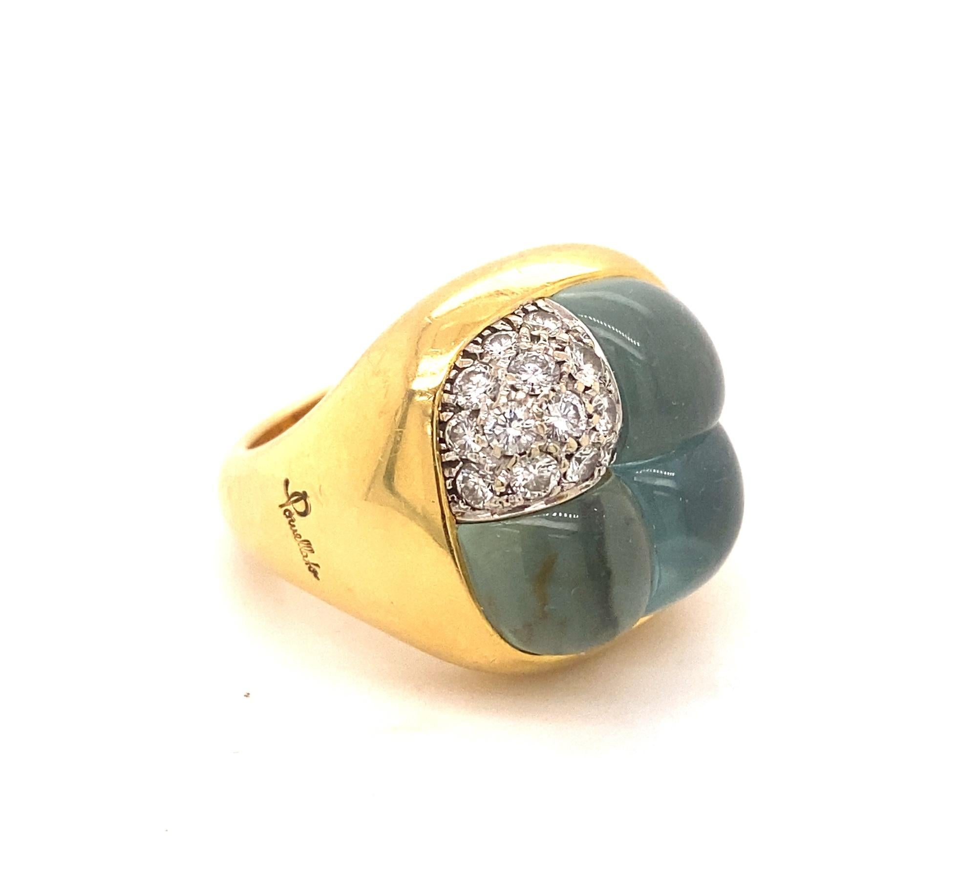 Dieser Ring ist ein wunderschöner Ring des bedeutenden Designers Pomellato. Der Ring ist mit 3 Cabochon-Aquamarinen im Sonderschliff und 13 runden Diamanten im Brillantschliff in Weißgold gefasst. Die Diamanten sind H Farbe VS-2 Klarheit