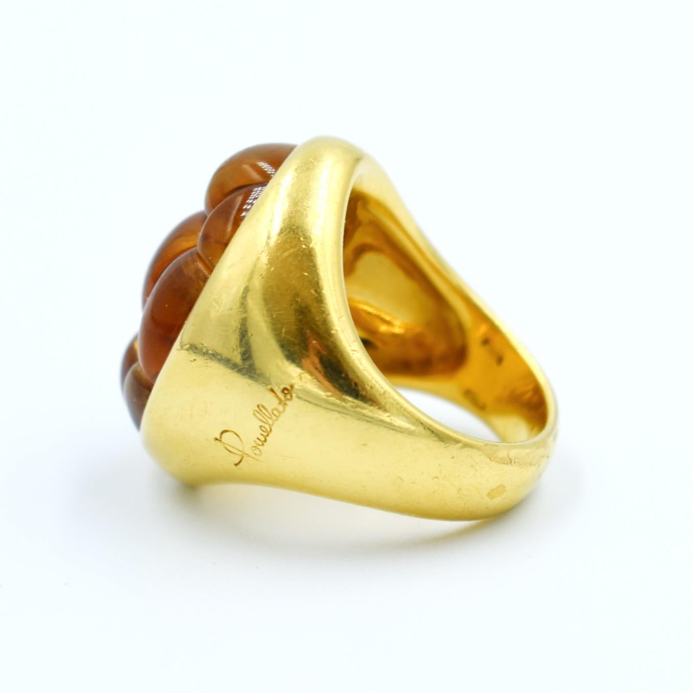 This is a signed Pomellato Mosaico model ring. This vintage ring is crafted in 18-carat gold and adorned with citrines. The citrines, skillfully cut to create a checkerboard pattern, inspired the name of this ring model.
Please note that this model