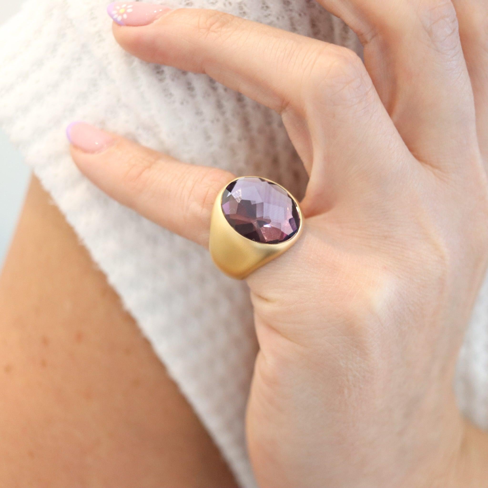 Narciso cocktail ring designed by Pomellato.

This is a very beautiful and sleek cocktail ring, created in Milano Italy by the jewelry house of Pomellato. This cocktail ring is from the Narciso collection and has been crafted in solid rose gold of