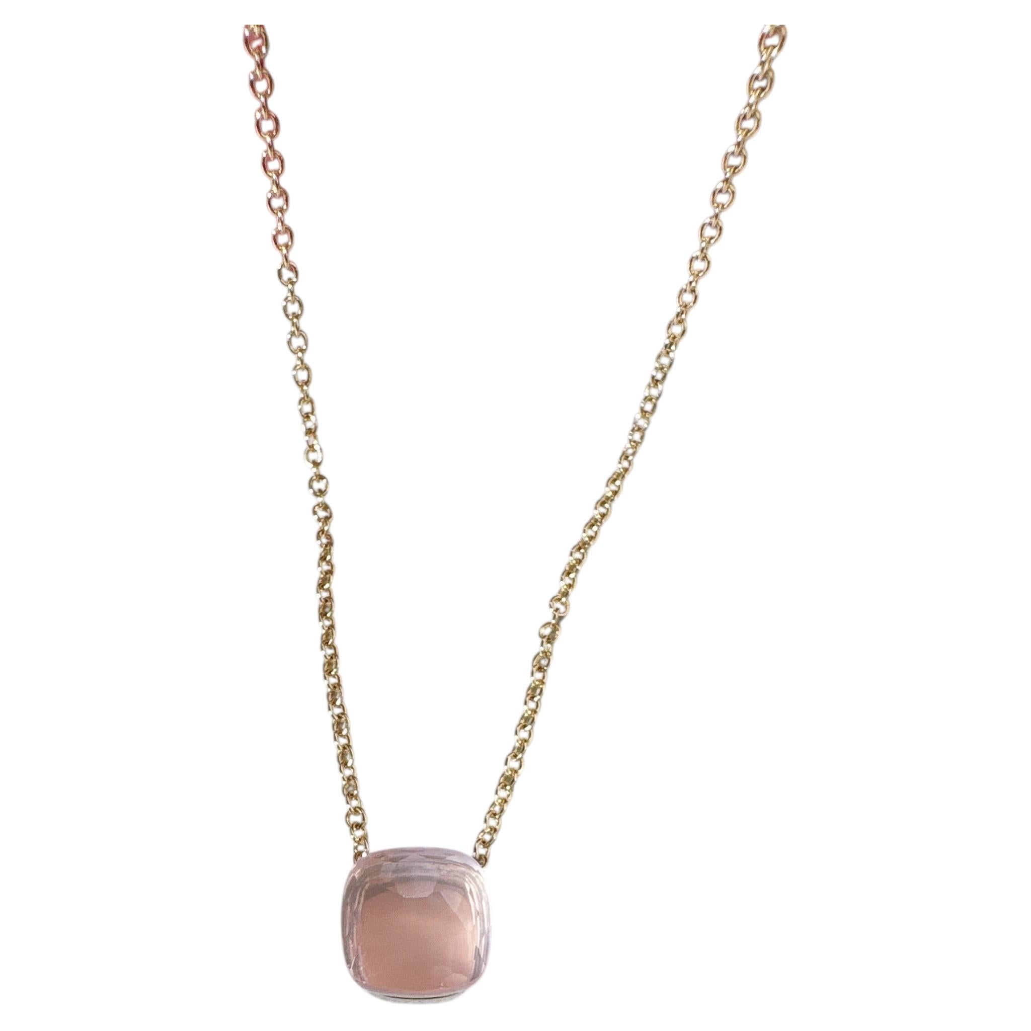 Collar de la colección Nudo de Pomellato, de oro rosa de 18 quilates con cuarzo rosa