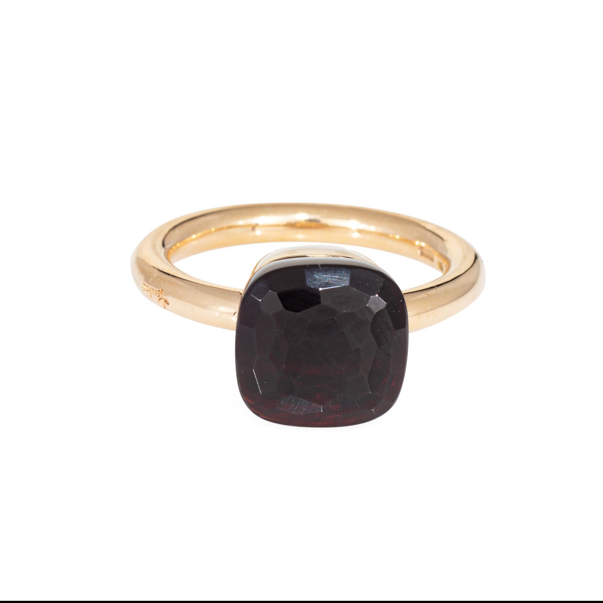 Anillo Nudo de granate Pomellato de finca, finamente detallado, elaborado en oro rosa de 18 quilates. 

El granate facetado mide 10,5 mm x 10,5 mm. El granate está en buen estado, con algunas ligeras abrasiones superficiales visibles con una lupa de