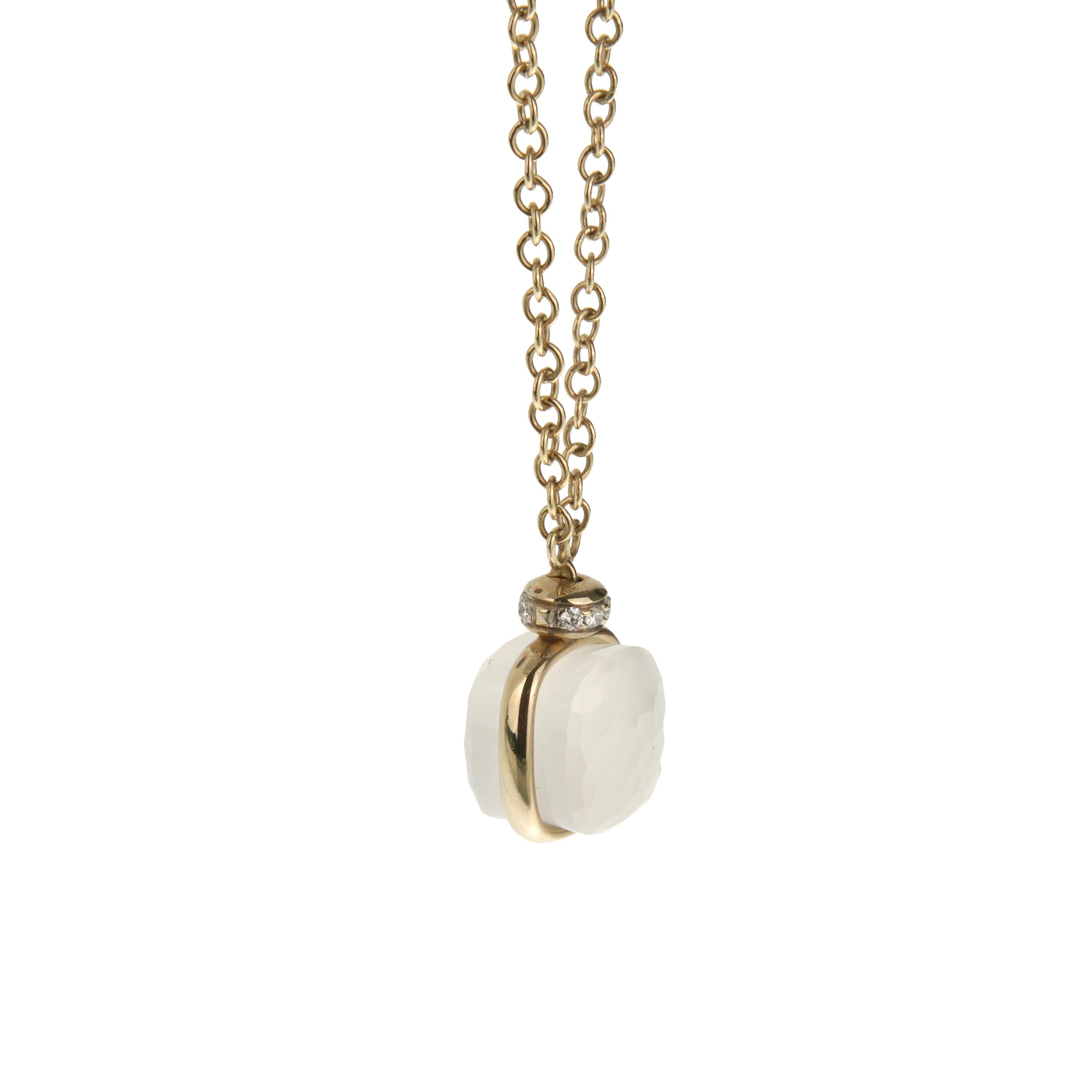 Delicata, radiosa e senza sforzo chic, la collana con ciondolo Nudo Petit di Pomellato incarna il lusso sobrio e l'eleganza milanese. Sospeso da una raffinata catena in oro giallo 18 carati, un luminoso pendente di quarzo lattiginoso da 5,9 carati
