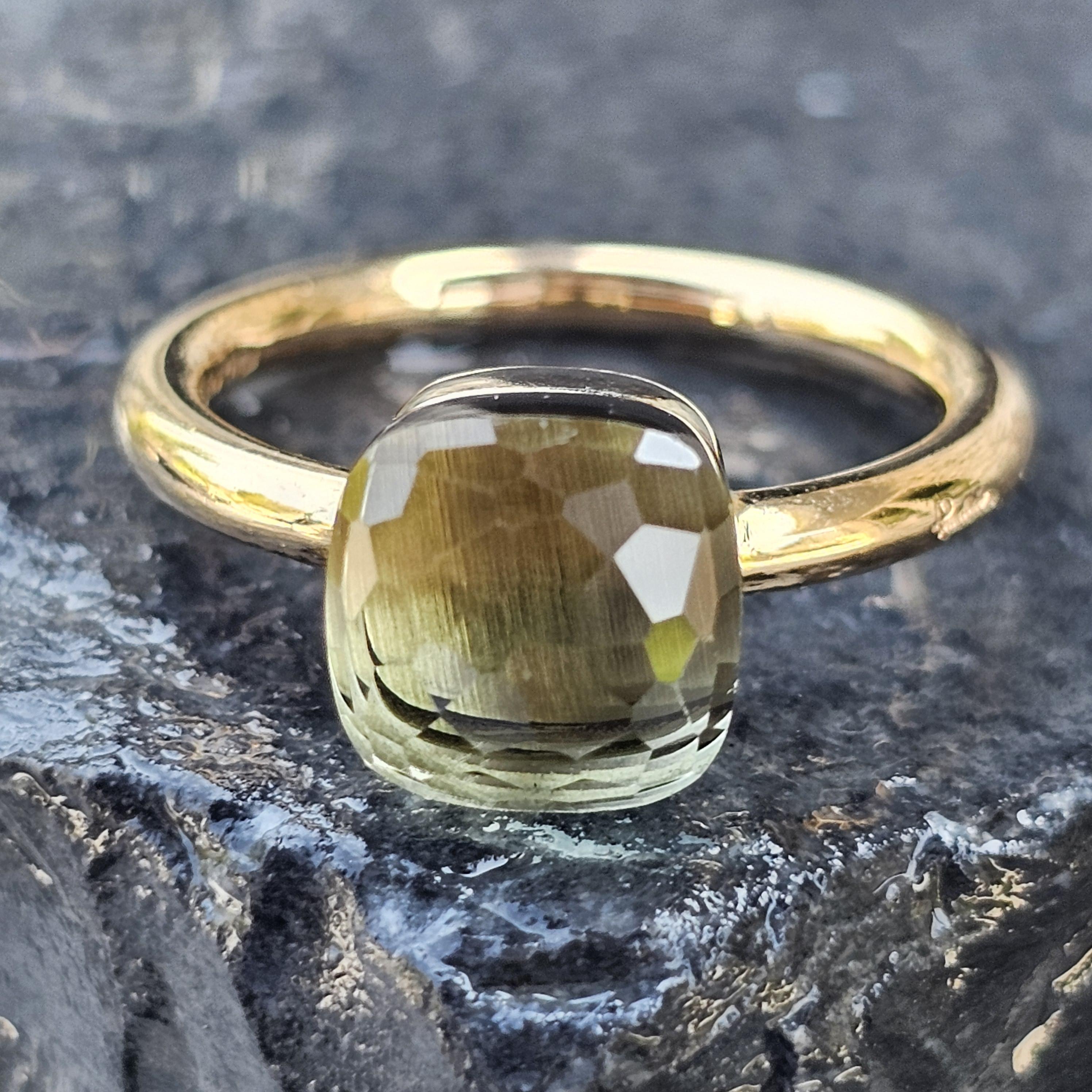 Este anillo Pomellato es una pieza cautivadora para cualquier entusiasta de la joyería. Fabricado en lujoso oro rosa de 18 quilates, incorpora una impresionante piedra prasiolita. El tono verde de la prasiolita añade un toque de elegancia y