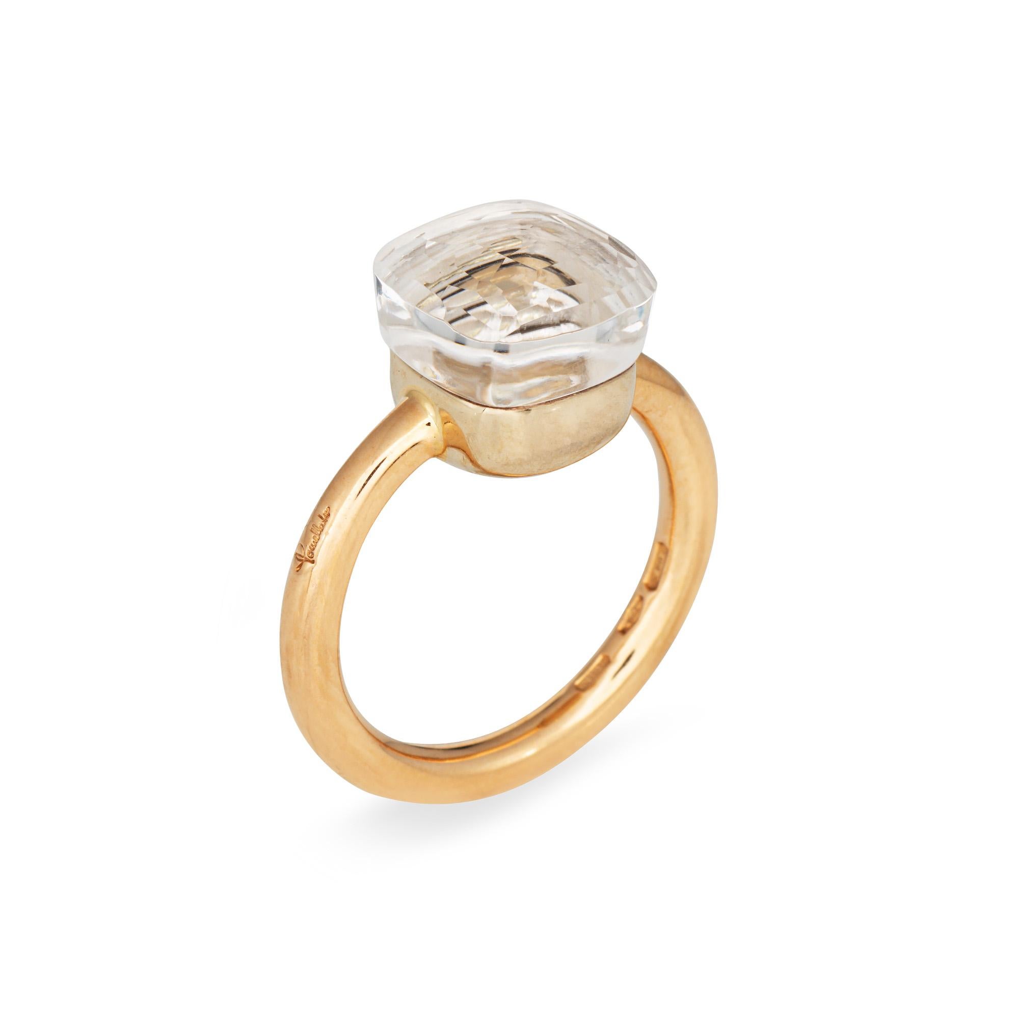 Anello Nudo con topazio bianco di Pomellato, finemente dettagliato, realizzato in oro giallo 18 carati. 

Il topazio bianco sfaccettato misura 10,5 mm x 10,5 mm. Il topazio bianco è in buone condizioni con alcune leggere abrasioni superficiali