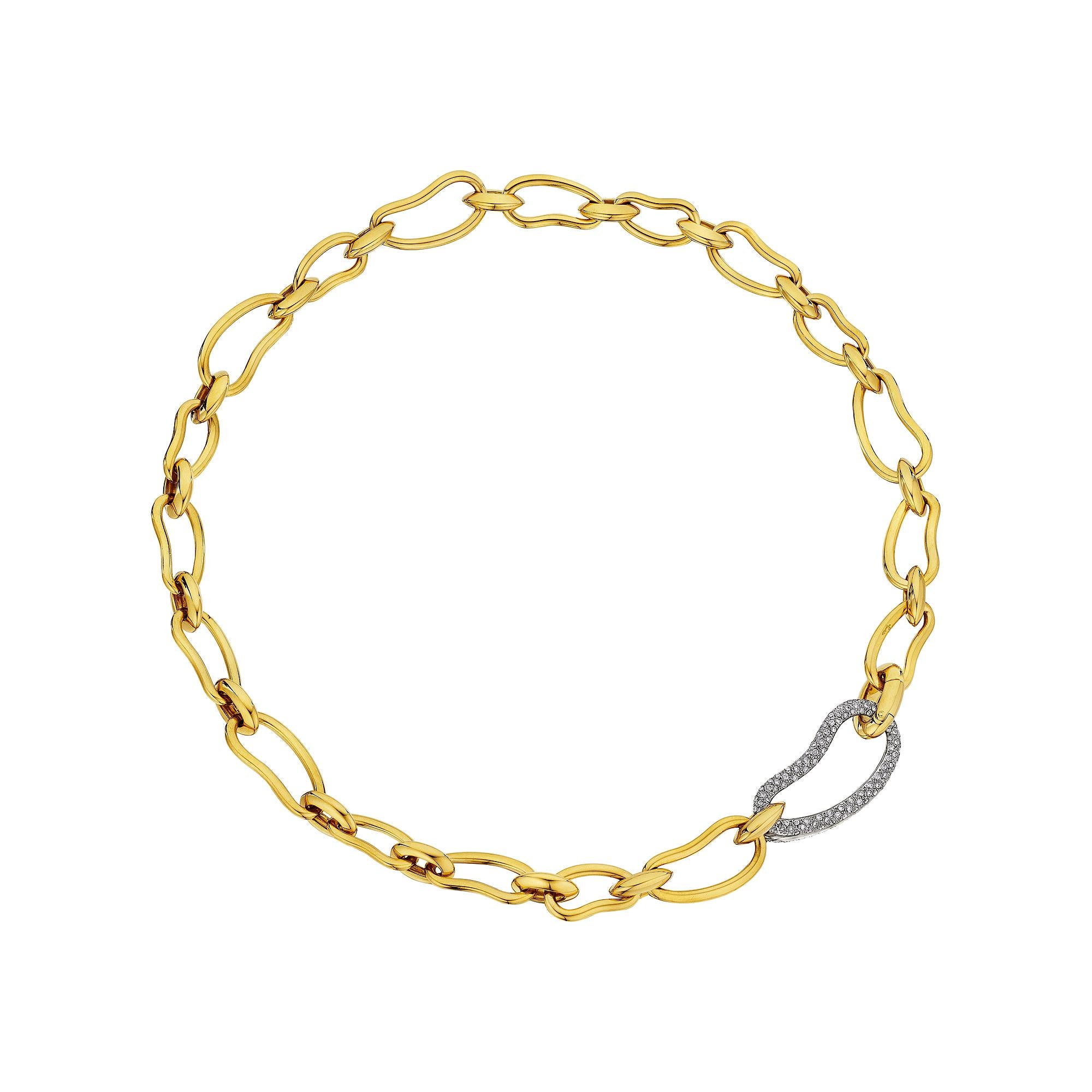 Avec ses maillons cachemire de forme organique, ce collier Pomellato moderniste en or jaune 18 carats et diamants est envoûtant.  Signé Pomellato.  Vers 2008.  Poids total des diamants : 1,28 carat.  20 1/2