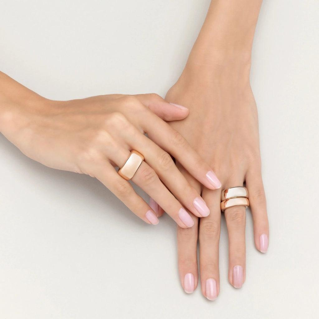 Beschreibung
Ring aus 18 Karat Roségold
Schlanke und stapelbare Ästhetik
Für sie

POMELLATO ICONICA
Inspiriert von Pomellatos beeindruckender Goldschmiedekunst, bietet die Iconica-Kollektion elegant geformte Ringe, Armbänder und Halsketten, die