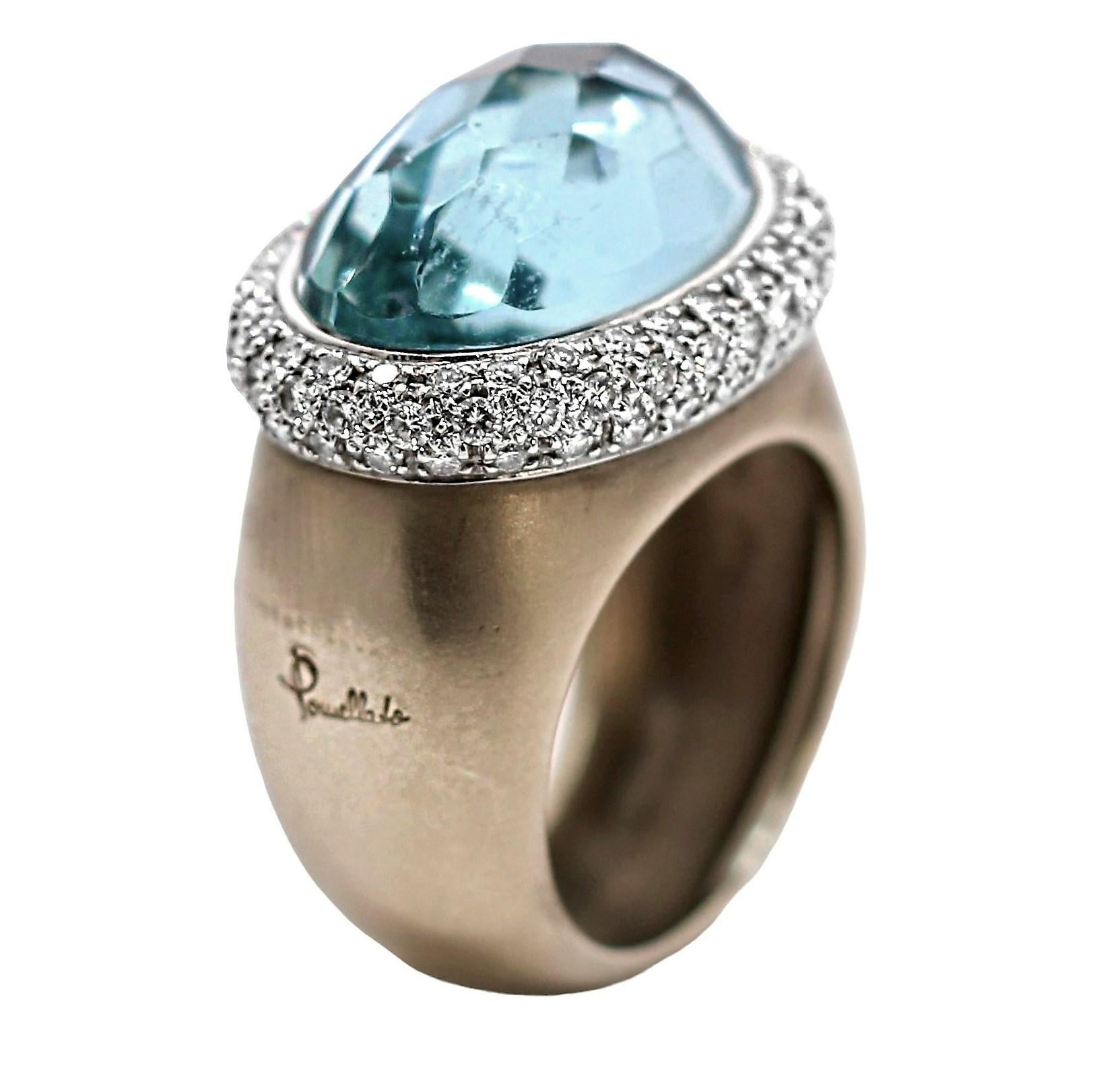 Dieser subtile Pomellato-Ring aus satiniertem 18-karätigem Gold ist mit einem facettierten Aquamarin in der Mitte besetzt, der etwa 15,00ct wiegt. Er ist umgeben von drei Reihen Diamanten im Brillantschliff mit einem Gesamtgewicht von etwa 1,00ct,