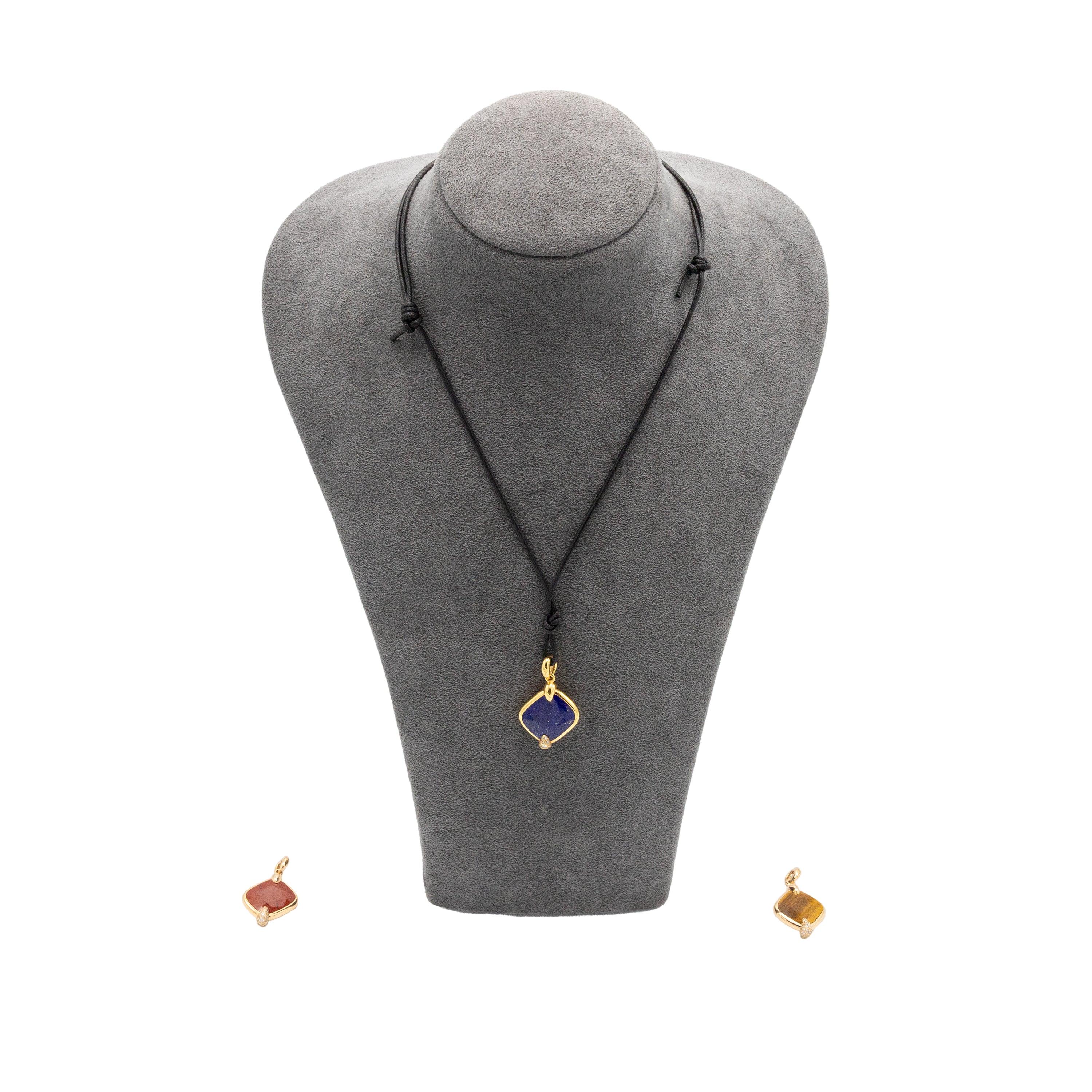 Pendente ritratto in oro rosa 18 carati con lapislazzuli e diamanti brown.
 Prezzo al dettaglio: €4800.
 Peso: 14.2 grammi.
 
 Lunghezza:4;Larghezza:2.5  Materiale: Oro rosa 18k
