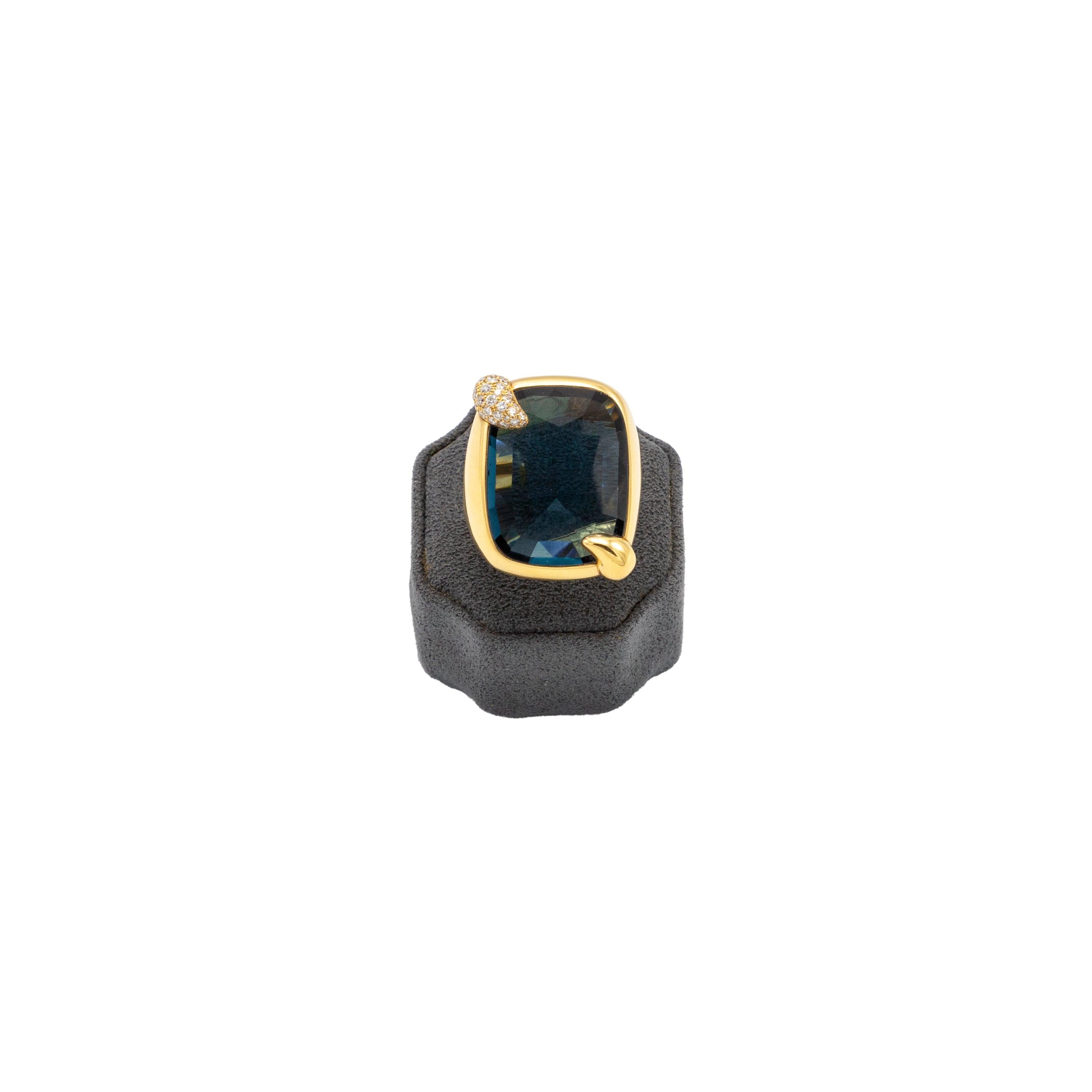 Ein bezaubernder Londoner Blautopas steht im Mittelpunkt dieses makellos gearbeiteten Pomellato Ritratto-Rings. Funkelnde Diamantakzente von insgesamt 0,53 Karat veredeln das minimalistische Design dieses Schmuckstücks aus 18 Karat Gelbgold.
