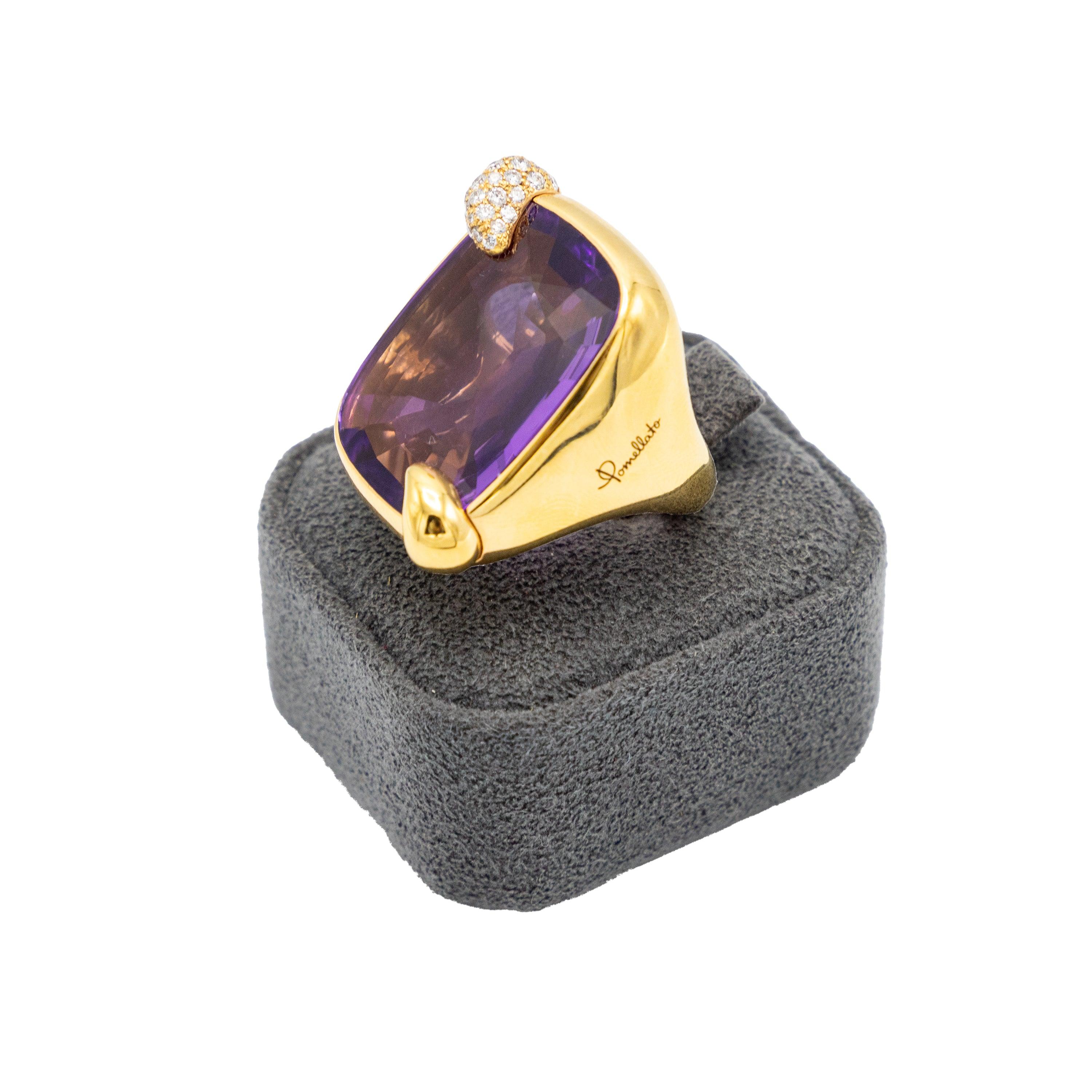 Questo anello Pomellato della collezione 'Ritratto' è giocoso ed esuberante ed esprime il suo carattere attraverso forme femminili e colori vivaci. Questo anello in oro rosa 18 carati è incastonato con un'ametista sfaccettata impreziosita da due