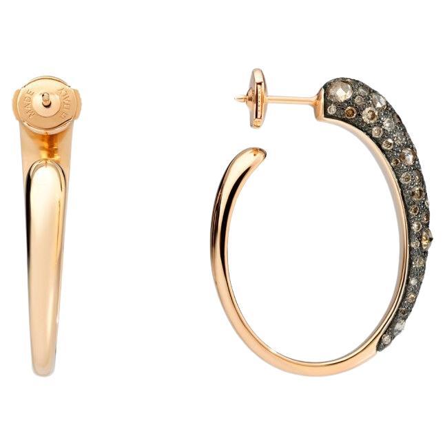 Orecchini a cerchio Tango in oro rosa 18k con diamanti marroni
Un paio di unici orecchini a cerchio Pomellato in oro rosa 18k della collezione Tango. 
Prezzo nuovo 12.350€

Pomellatto Fondata 43 anni fa nella città italiana di Milano, Pomellato ha