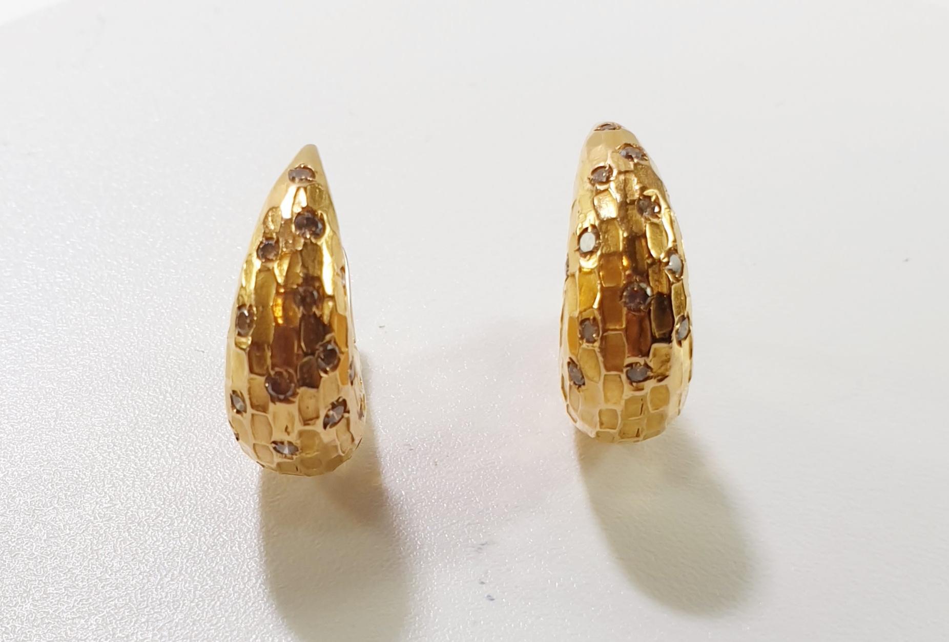 Orecchini Duna con diamante in oro rosa Pomellato
Un paio di unici orecchini a cerchio Pomellato in oro rosa 18 carati della collezione Duna. Gli orecchini sono in stile bombe con 15 diamanti rotondi taglio brillante disposti in modo astratto in una