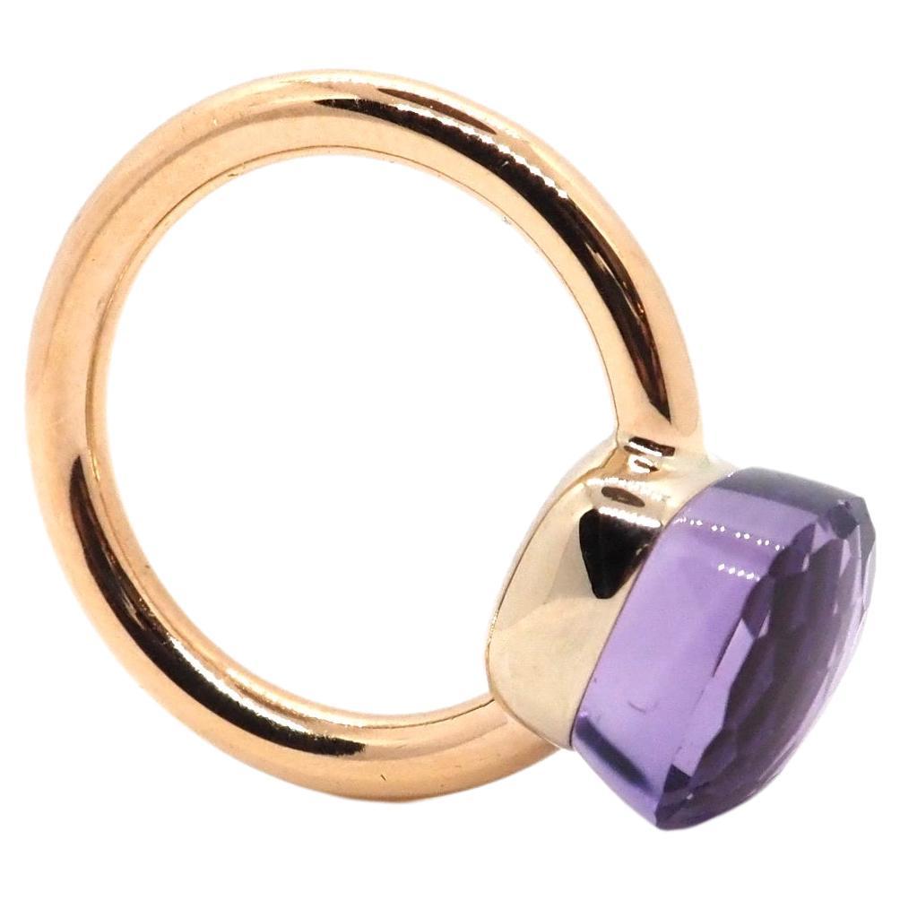 Nudo Classic présente un joyau accrocheur taillé dans le motif le plus emblématique de la Maison. Pomellato Nudo Bague classique en or rose 18k ornée d'une améthyste taille coussin

Détails :
Taille EU : 51
Taille US : 6
Largeur : 16mm 
Poids total