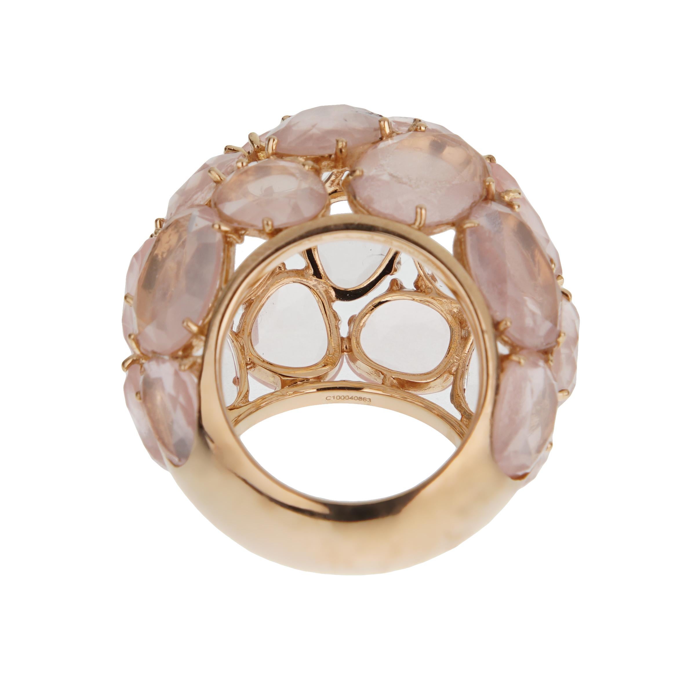 L'anello Cocktail Dome Bombe in quarzo rosa di Pomellato, in oro rosa 18 carati, è un pezzo di grande effetto che mette in mostra l'uso audace del volume, del colore e dell'eleganza della casa. Realizzato in caldo oro rosa, il design a cupola bombe
