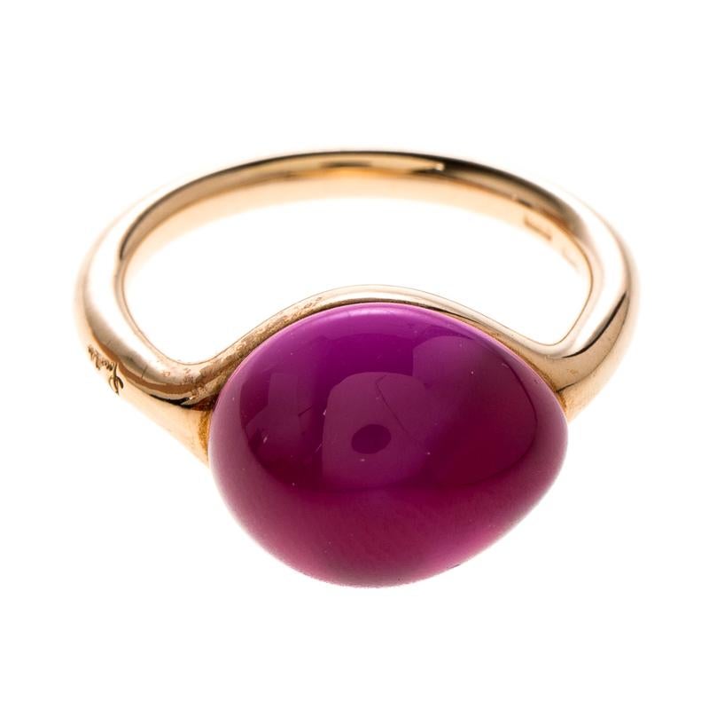 Breathtakingly beautiful is this Rouge Passion ring from Pomellato! Embodying the elements of love and passion, this stunner enchants with its sophisticated design. It is crafted from 9k rose gold metal and exhibits a fluid-like synthetic pink