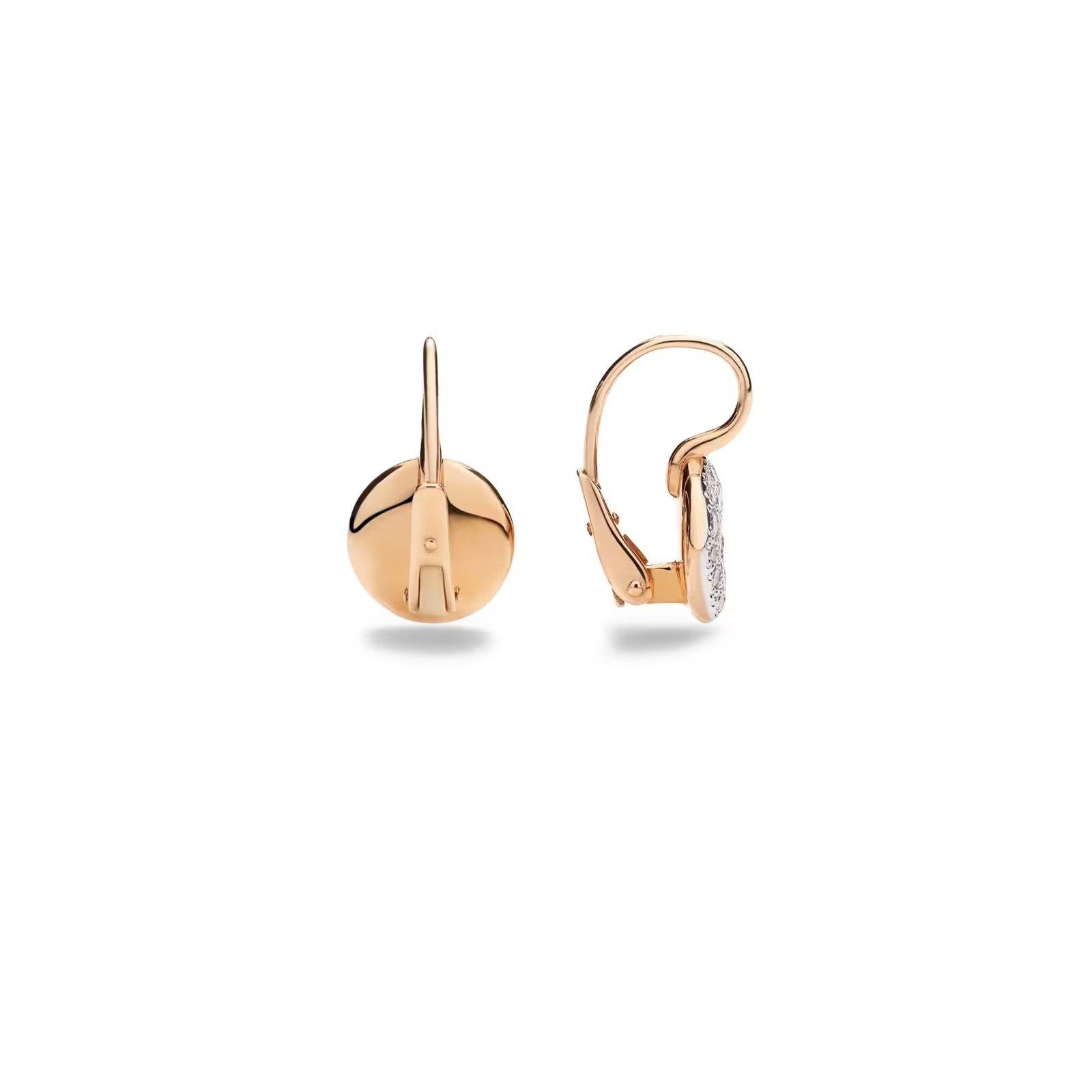 This stylish earring is a part of Pomellato’s Sabbia collection. The model is set in a way that evokes a dusty, refined aura. The piece is performed in 18K rose gold which amazingly reflects the light tanks. The drop is set with white round