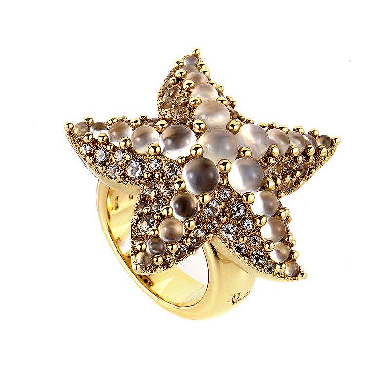 Dieser Ring von Pomellato hat ein lustiges und erfrischend originelles Design. Der Ring ist aus 18 Karat Gelbgold gefertigt und zeigt ein verspieltes Seesternmotiv, das mit weißen Topasen und zierlichen Mondstein-Cabochons besetzt ist.
