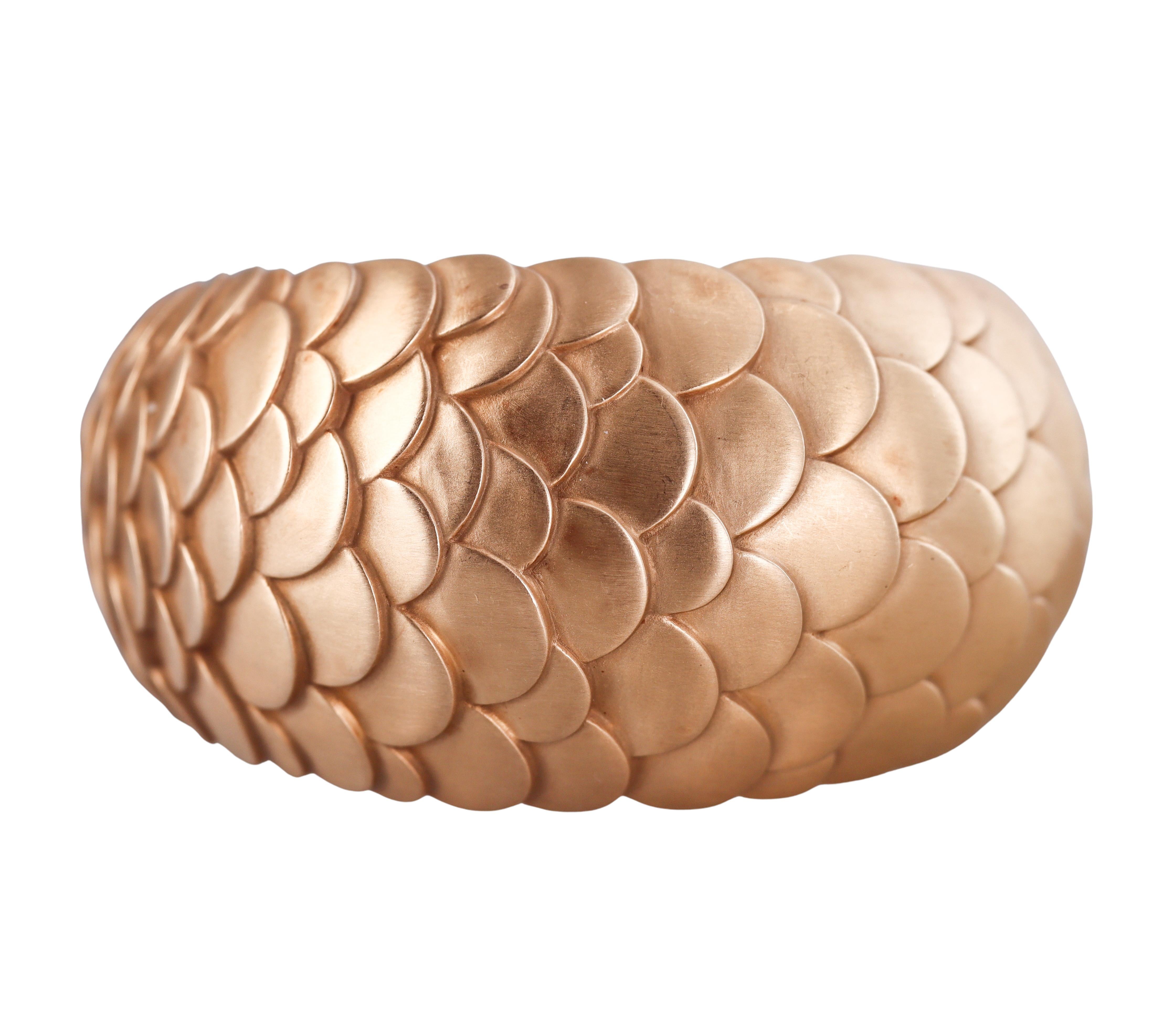 Bracelet manchette Pomellato Sirenes en écailles d'or rose mat Excellent état - En vente à New York, NY