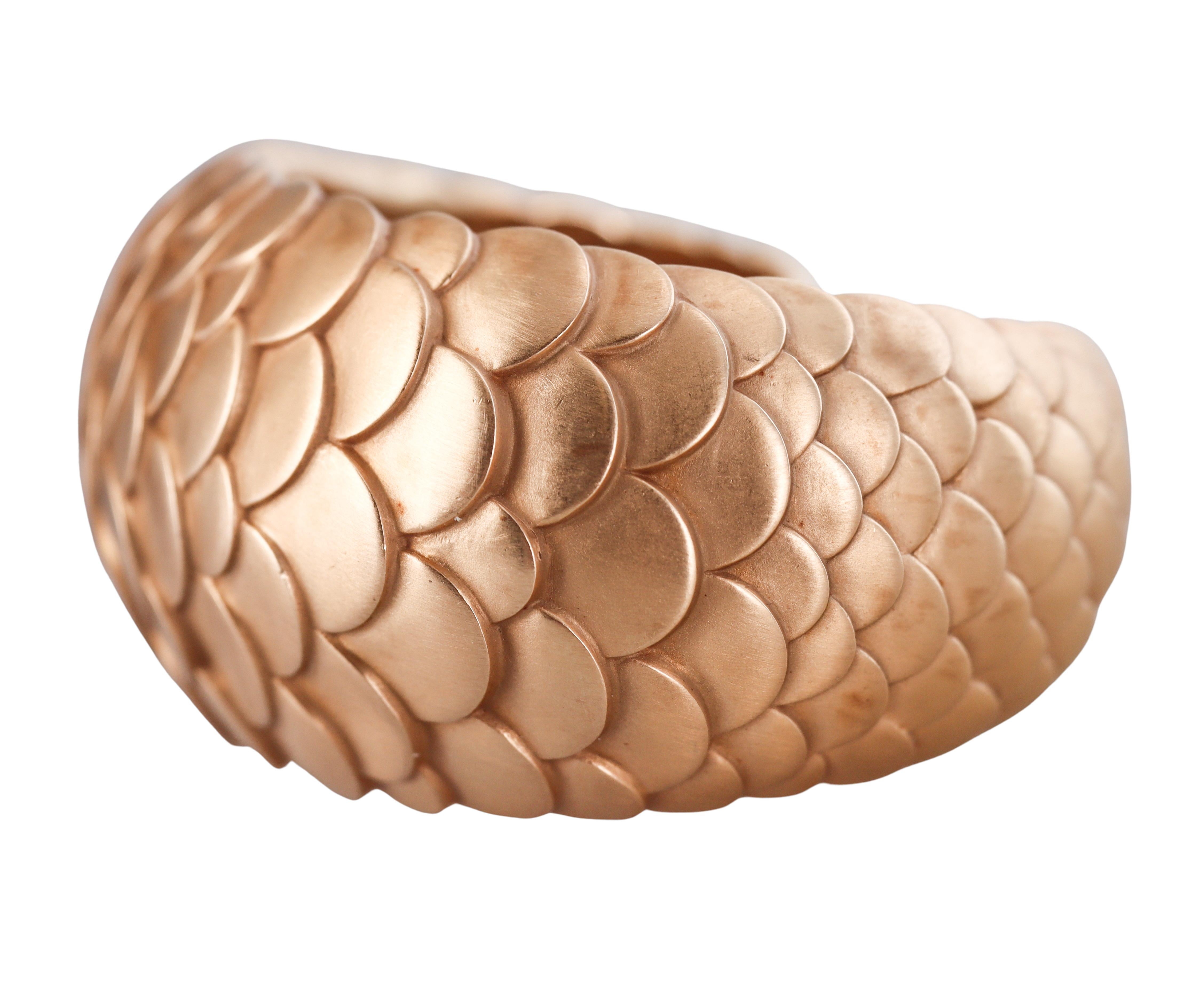 Bracelet manchette Pomellato Sirenes en écailles d'or rose mat Pour femmes en vente