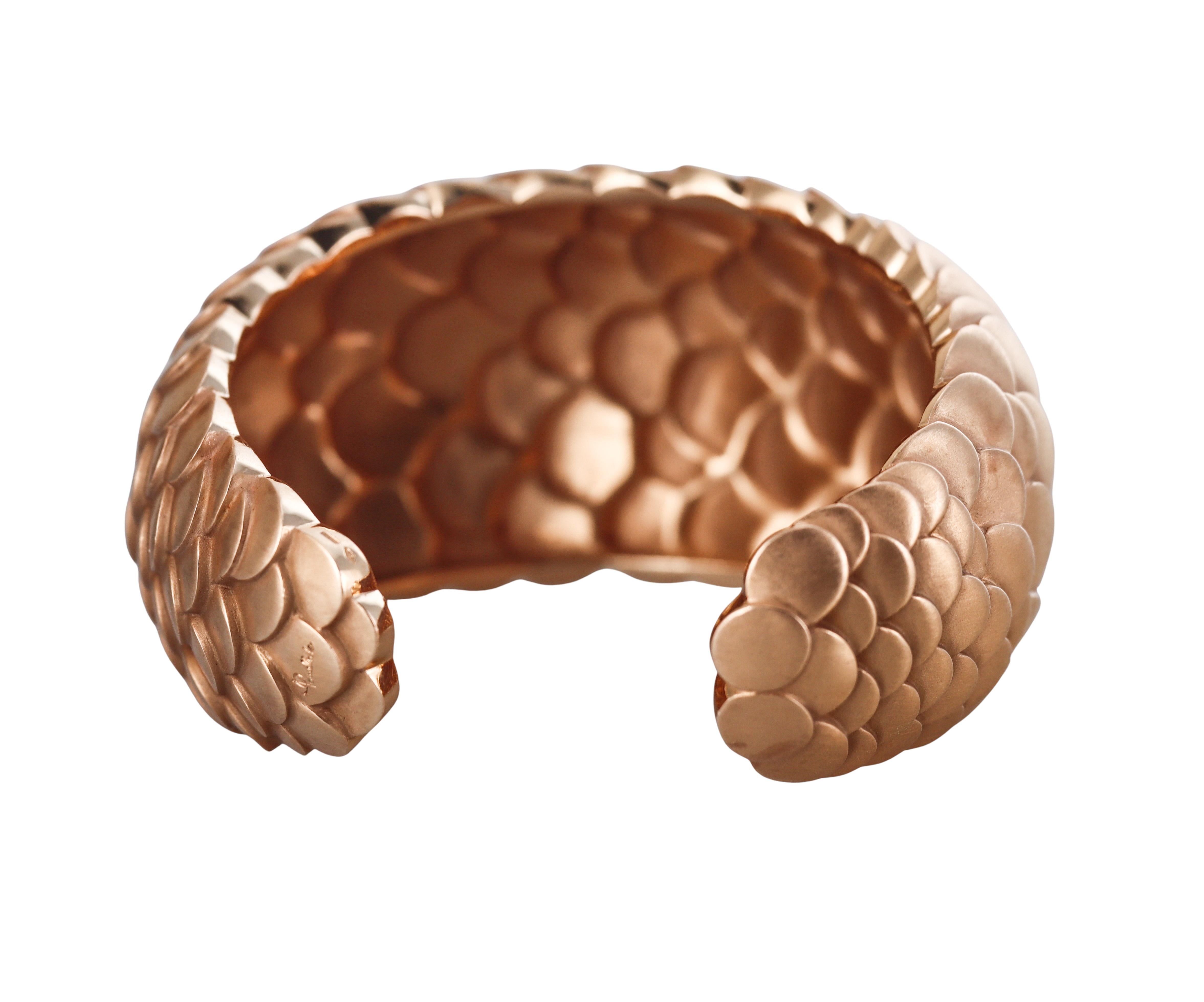 Bracelet manchette Pomellato Sirenes en écailles d'or rose mat en vente 1