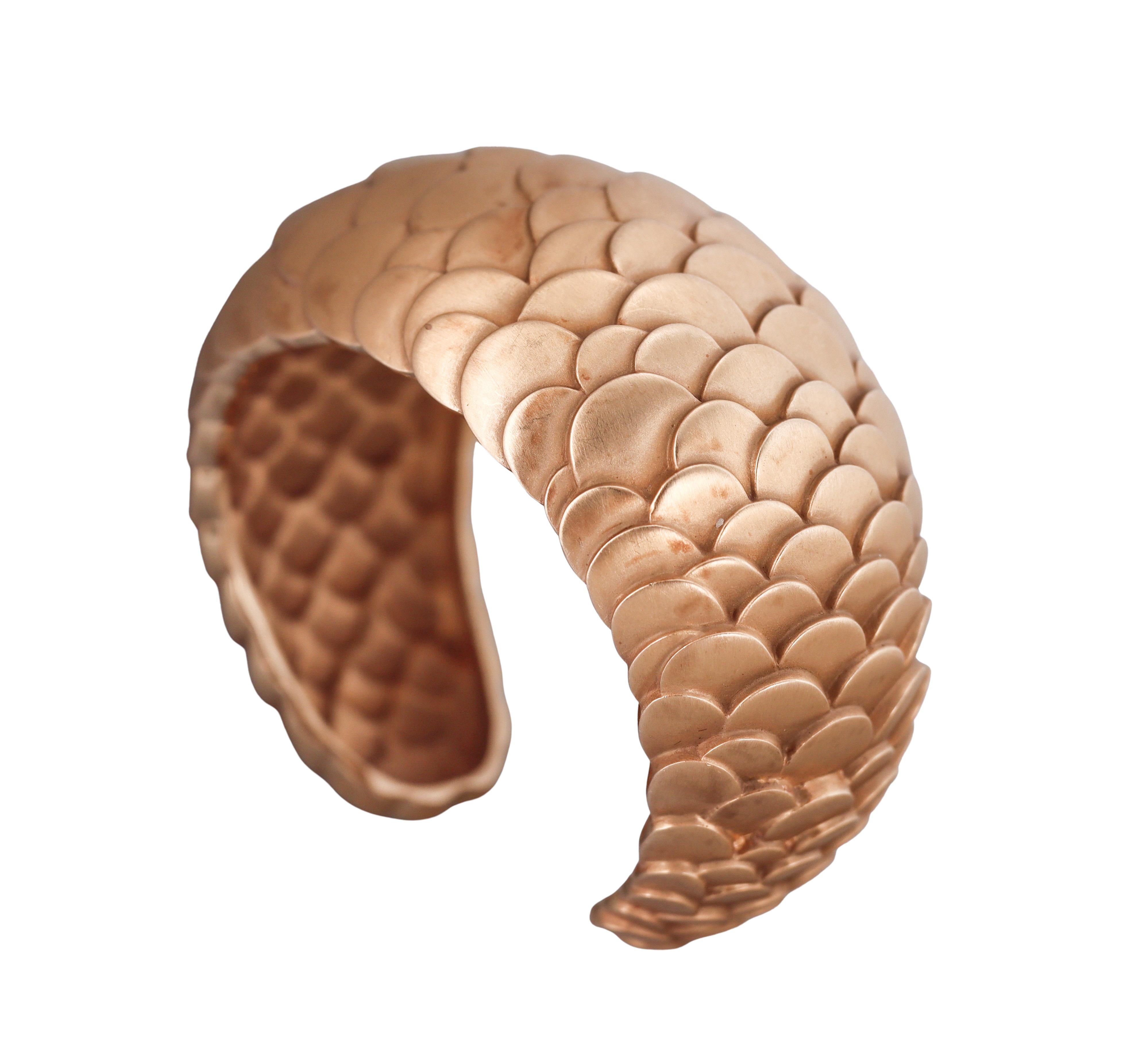 Bracelet manchette Pomellato Sirenes en écailles d'or rose mat en vente 3