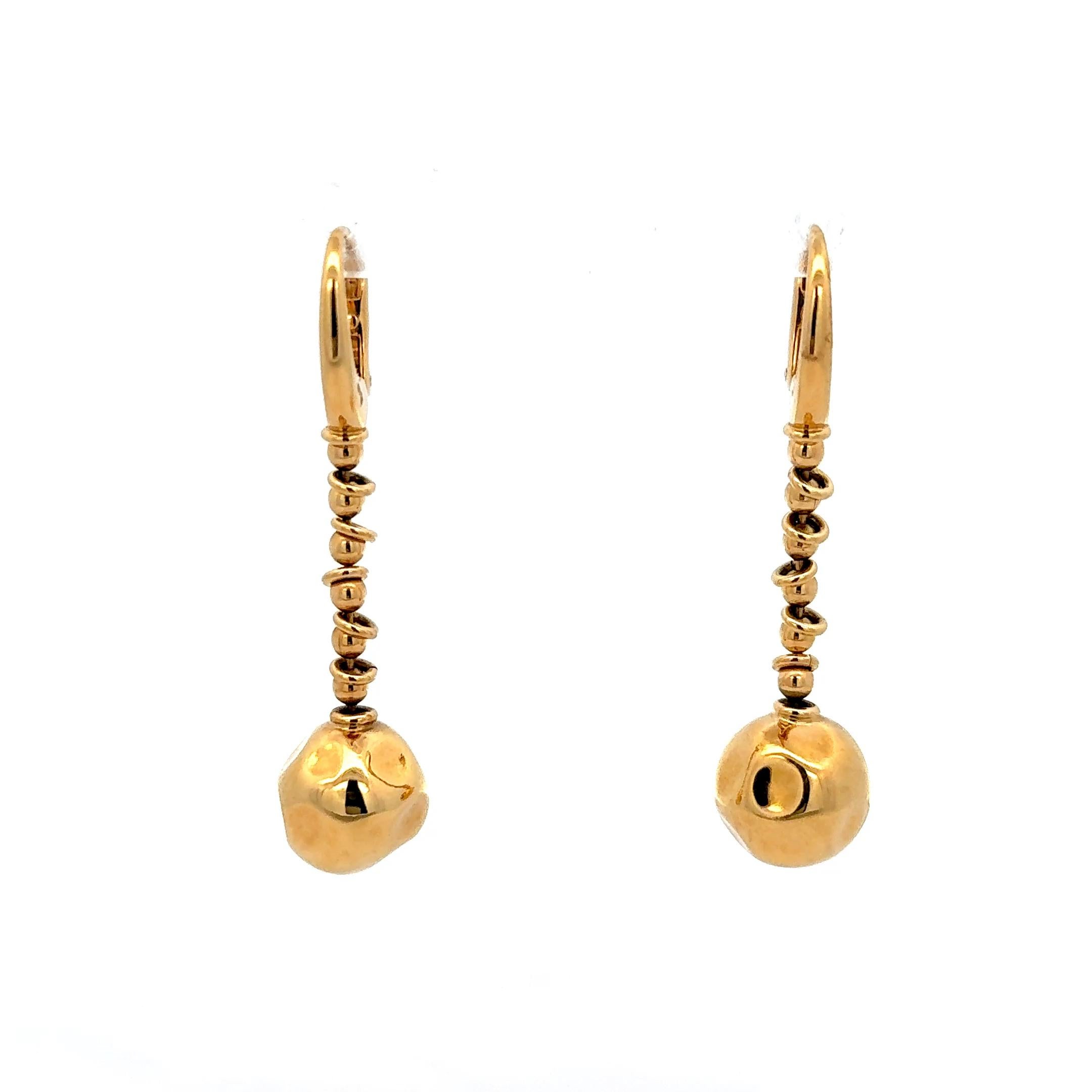 Orecchini a sfera di Pomellato in oro giallo 18 carati. Gli orecchini misurano circa 2 pollici di lunghezza e pesano 15 grammi.
