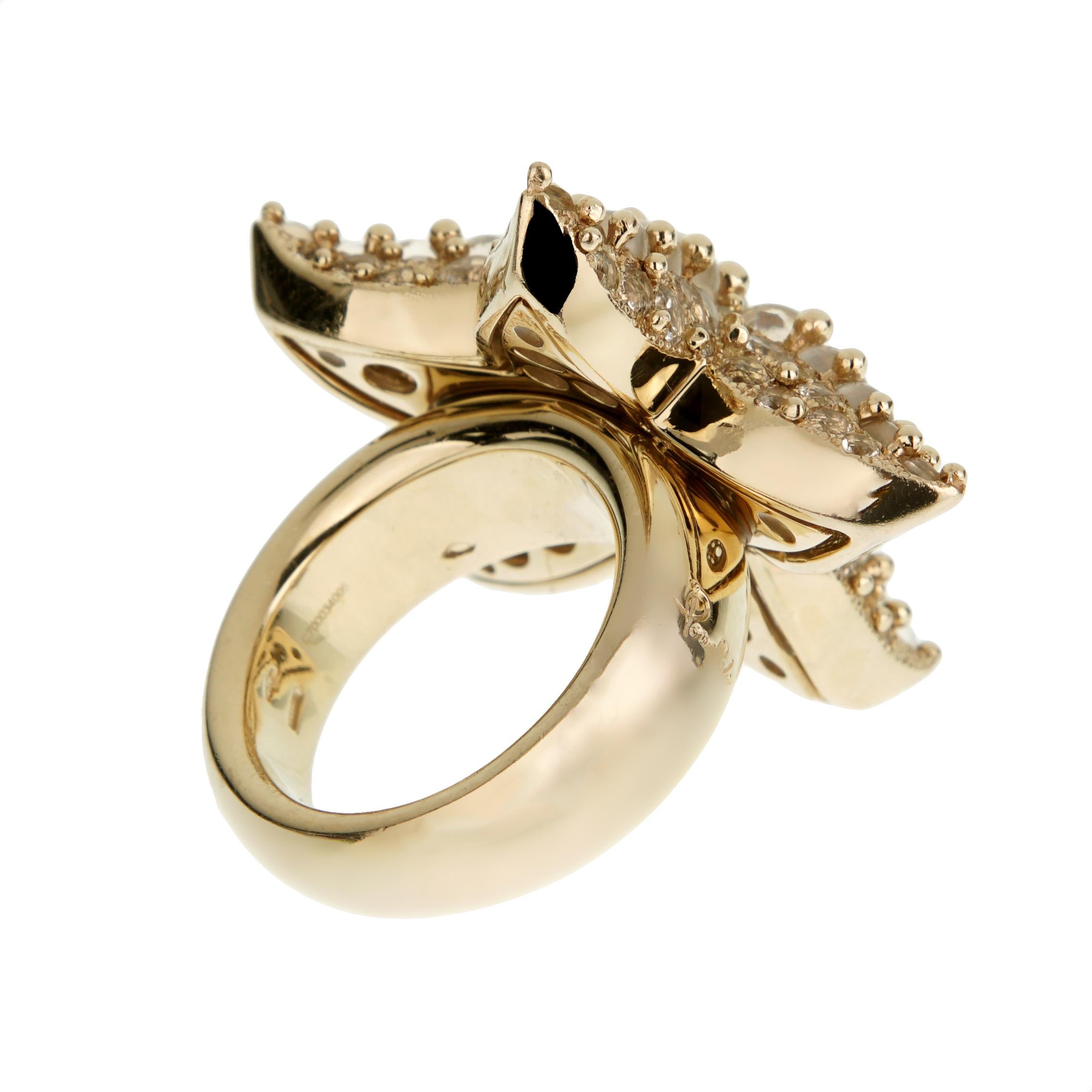 L'Anello Cocktail Stella Marina Pomellato con Pietra di Luna e Topazio Bianco in Oro Giallo 18 carati è una sorprendente creazione di ispirazione marina che unisce l'estrosità alla raffinata maestria milanese. Scolpito a forma di stella marina, le