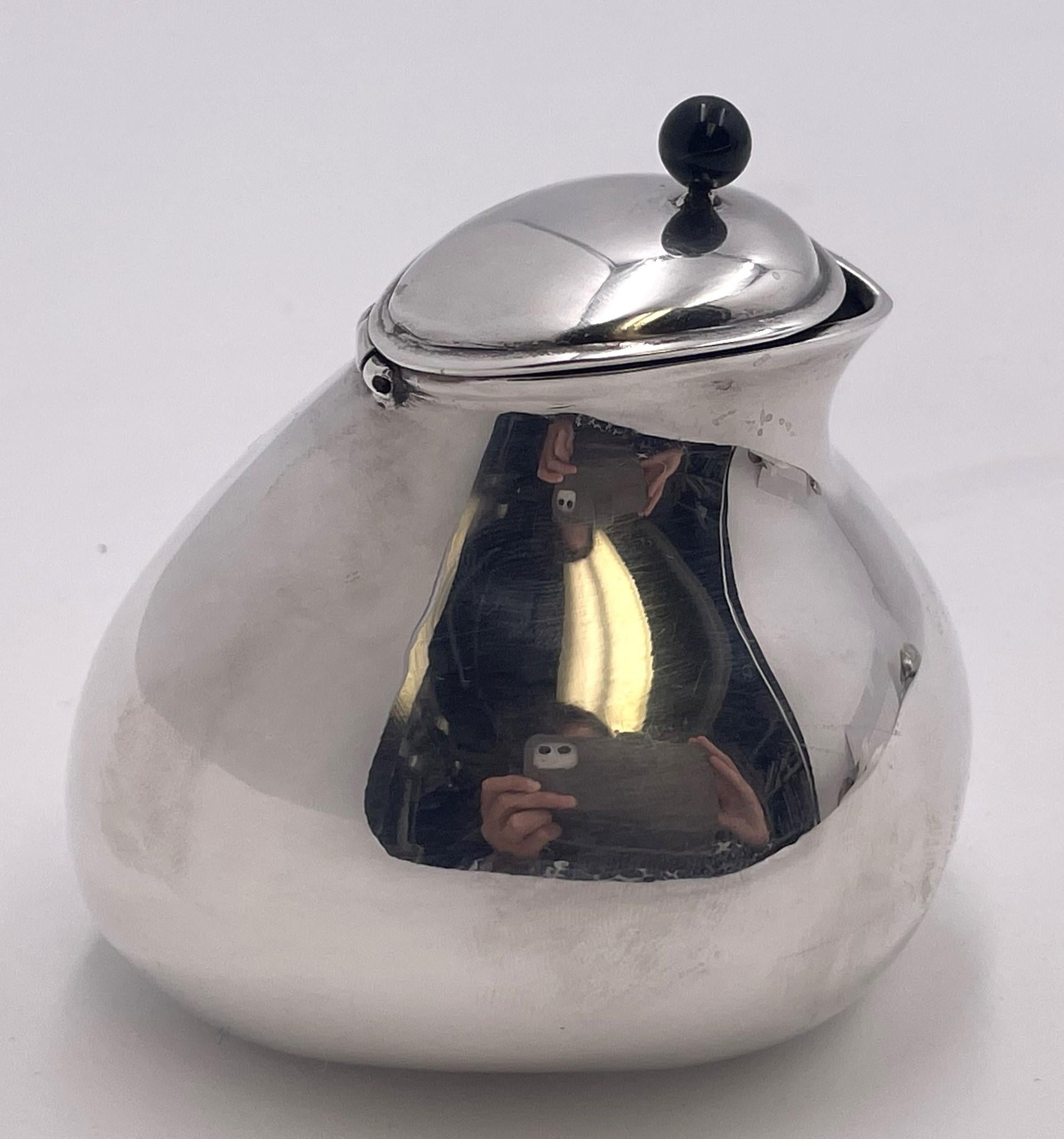 Raro piatto da miele a forma di anatra in argento Pomellato con cucchiaio Tiffany & Co. in stile Mid-Century Modern con un elegante design geometrico. Il piatto da miele misura 3'' di altezza per 3 1/2'' di profondità e il cucchiaio misura 4'' di
