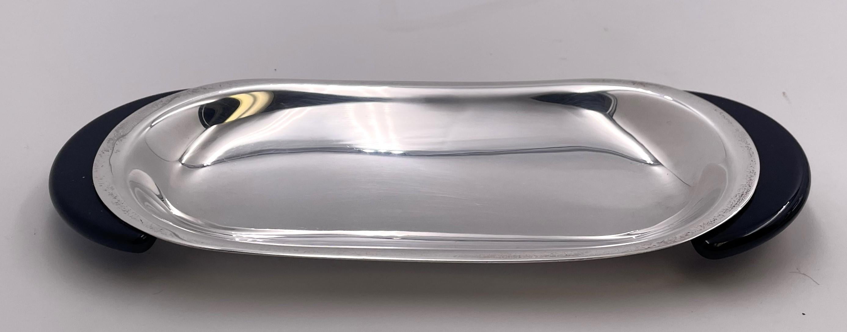 Raro piatto da miele in argento Pomellato a forma di anatra con cucchiaio su un vassoio abbinato, in stile Mid-Century Modern con un elegante design geometrico. Il vassoio misura 9'' di lunghezza per 3 3/4'' di larghezza; il piatto del miele misura