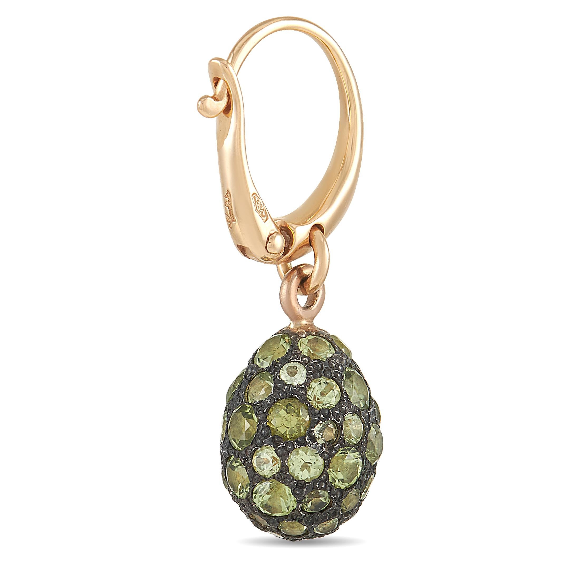 Diese Pomellato Tabou Ohrringe haben einen einzigartigen Sinn für Stil:: der einfach unübertroffen ist. Jedes dieser Schmuckstücke besteht aus einem zierlichen:: birnenförmigen Anhänger:: der mit Peridot-Edelsteinen besetzt ist und von warmem
