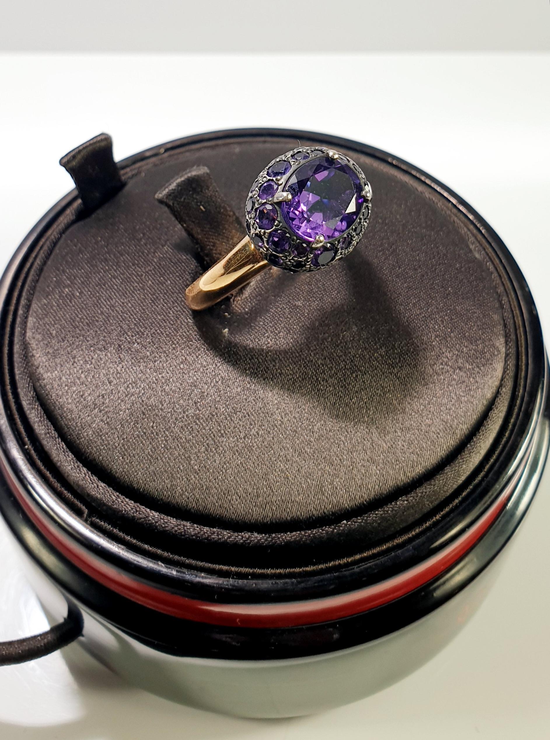 Pomellato Tabou Amethyst trimmed with smaller amethysts in 18 Karat Rose Gold Ring.
Ring Size Europe 55, 71/4 USA 
Also in Blue Topaz same size 

An intense, theatrical presence and a touch of history that make for a grand personality, Tabou is a