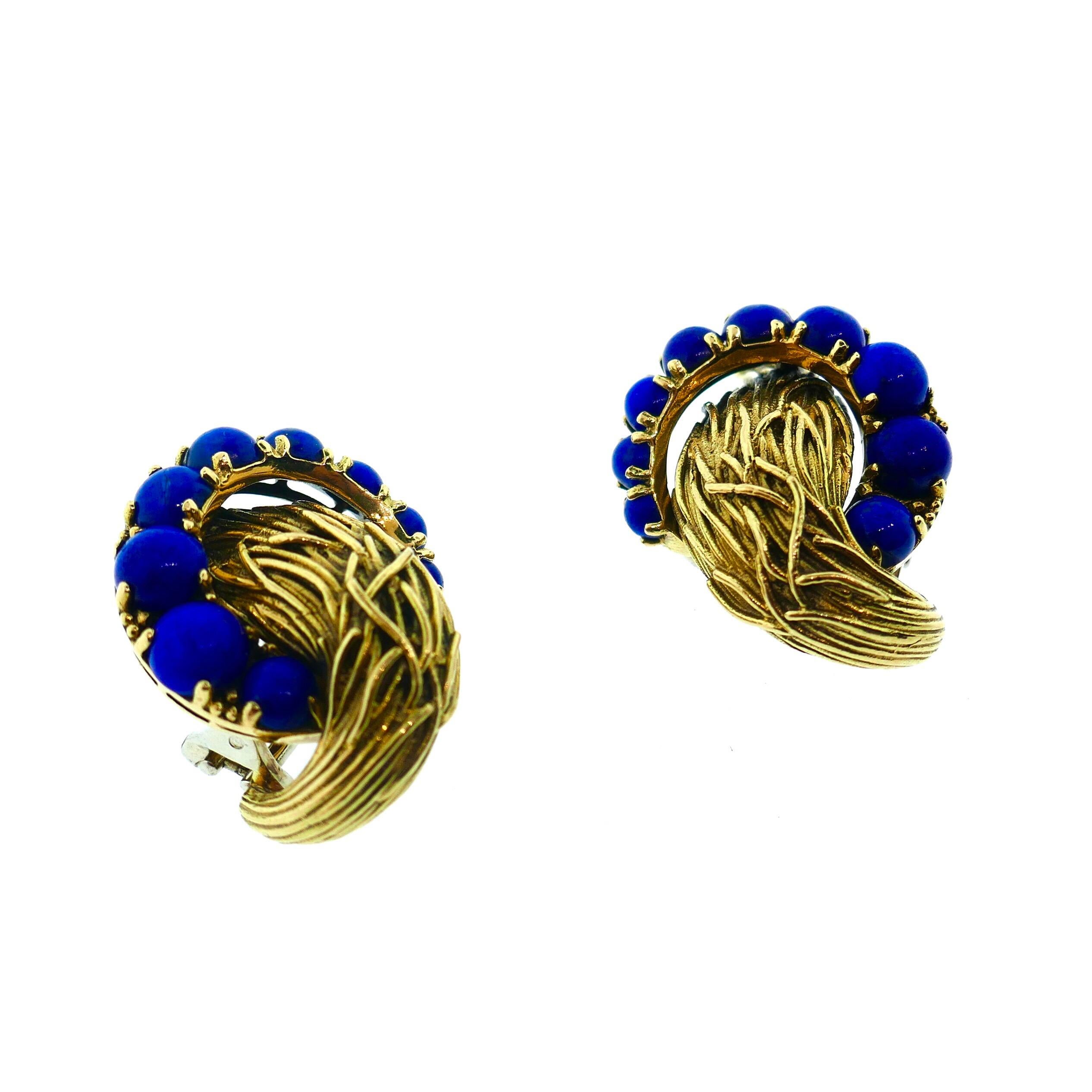 Pomellato Textured Yellow Gold Lapis Earrings

These are beautifully designed vintage Pomellato earrings. They feature 18 karat yellow textured gold and vibrant lapis in an intricate design with stunning detail. 

Weight: 22.6 Grams

Dimensions: