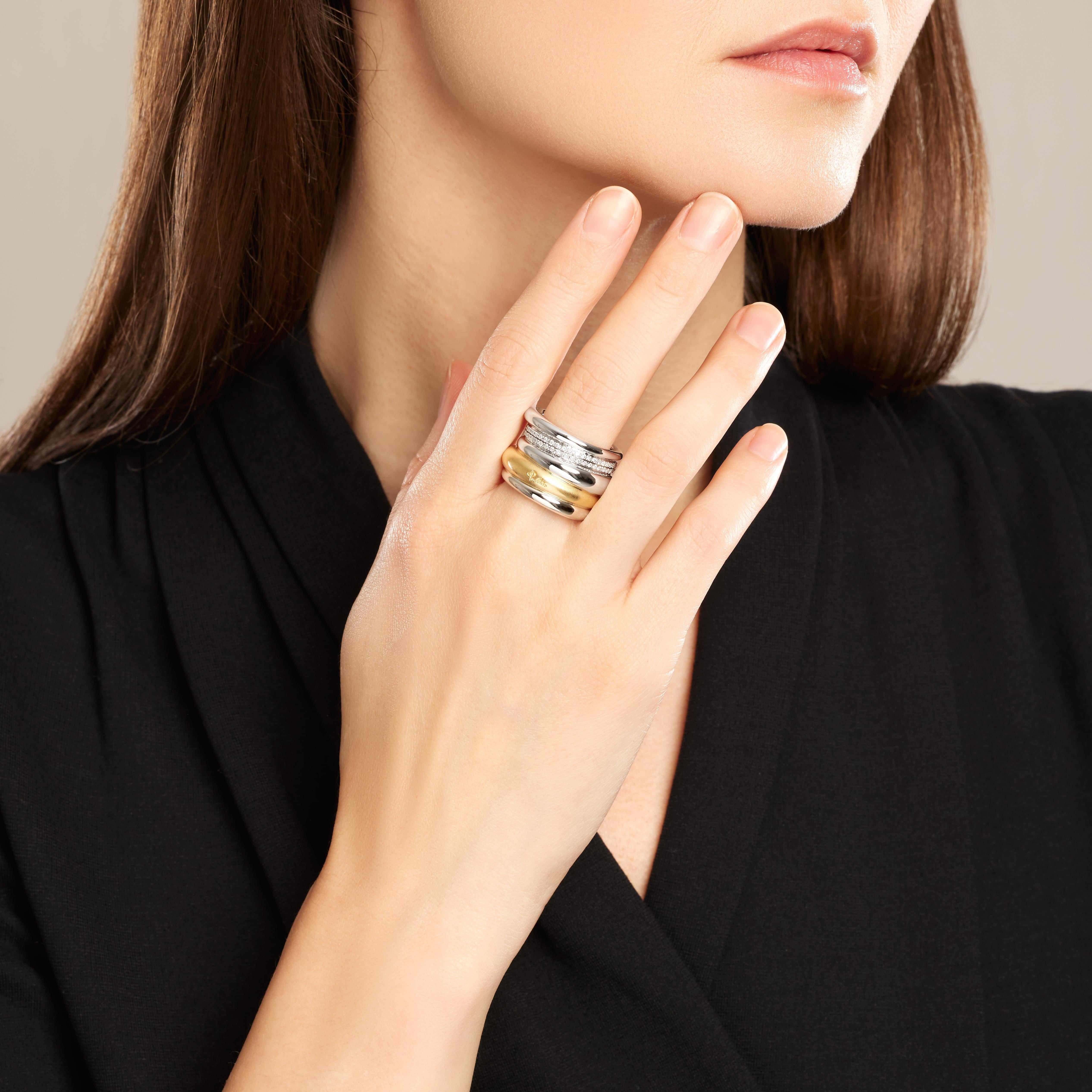 Anillo POMELLATO Tubolare de oro blanco de 18 quilates, oro amarillo y diamantes.
Estado: excelente estado.
Tamaño: 56.
Anchura: 1,8 cm.
Peso del diamante: 0,50 quilates.
Peso total: 26,86 g.
Firmado Pomellato.
Se vende con su estuche Pomellato. 