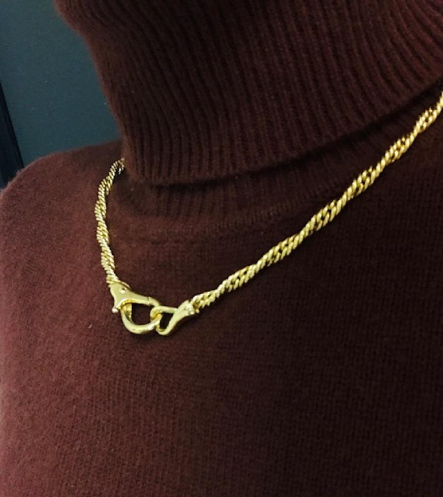 Una collana con catena a corda ritorta di Pomellato in oro 18 carati.
La collana è dotata di un fermaglio lucidato a specchio che sembra sostanzioso e funge da ciondolo se indossato sul davanti. Il design a corda intrecciata aggiunge un tocco