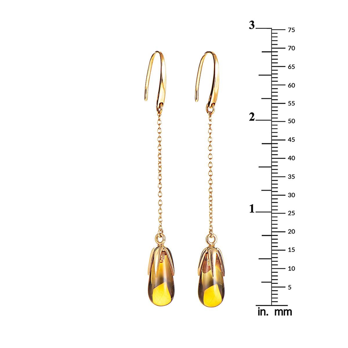 This pair of Pomellato Veleno earrings are gorgeous and lovely. They are made of 18K rose gold and have tear drop shaped citrine gemstones on a gold chain.
