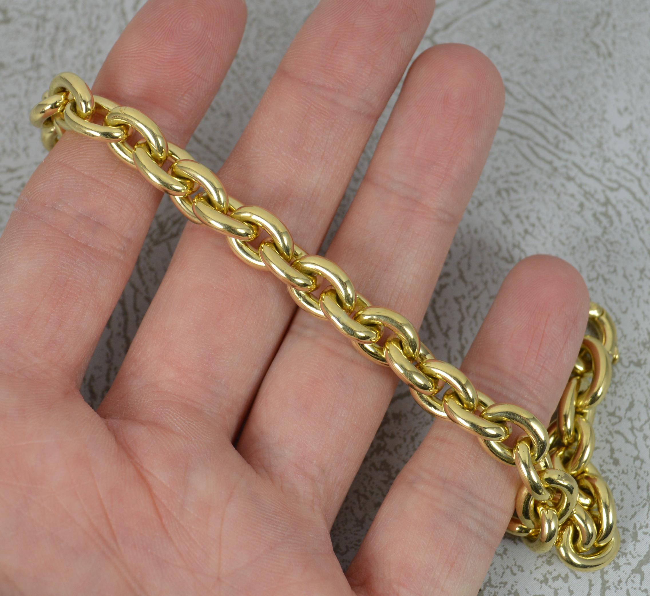 A stunning Pomellato designer bracelet.
Solid and chunky 18 carat yellow gold example.
Designed and made by Pomellato.

CONDITION ; Excellent. Very clean. Working clasp. Solid links. Please view photographs.
WEIGHT ; 54.7 grams
SIZE ; 6 3/4 inches,