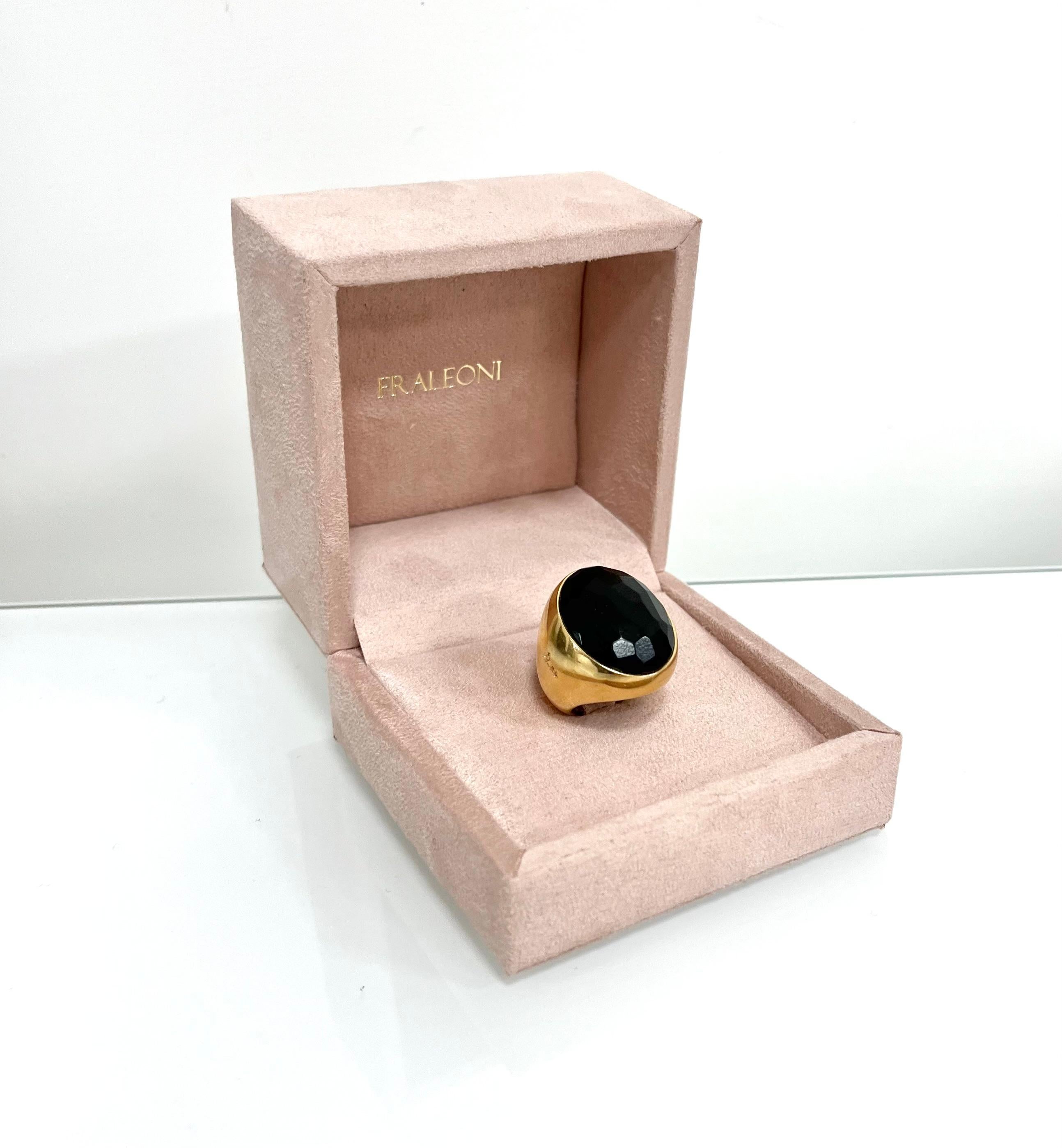 Pomellato Victoria 18 kt. yellow gold cocktail ring.
This iconic design is signed by Pomellato.
The ring is featured by a multifaceted black jet stone.
1990 ca.
Ring size: 5.50
Weight: gr. 35.50
The ring is not resizable.