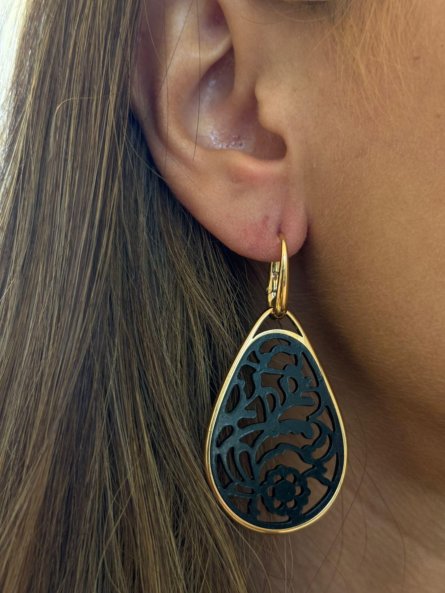 A bold expression of refined elegance, the Pomellato Victoria earrings are masterfully crafted in 18k rose gold and set with striking black jet. With a total weight of 12.20 grams, these sculptural pieces exude a contemporary sophistication,